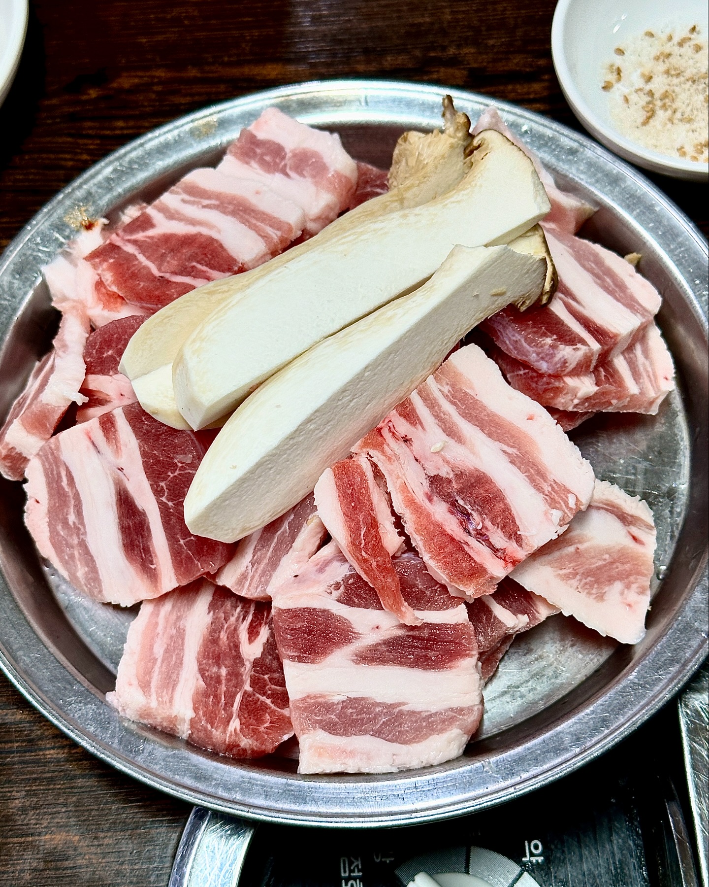 열대야에도 못 참는 삼겹살 맛집🤦🏻‍♀️
진짜 맛집은 주위 환경에 구애받지 않고 찾아가게 되죠.

저는 대화정 진짜해장국 삼겹살을 정말 좋아하는데.
지난번 방문 때 너무 늦은 시간이라 삼겹살 실패😇
못 먹은 아쉬움에 찜통 날씨지만 재방문 했습니다!!
(의지의 한국인 📝📝)

너무 더워서 가능할까 싶었지만 정말 맛있게 먹음!
너무 더워서 화났지만 삼겹살 먹으면 또 신남.💖

해장국 맛집으로 유명한만큼 해장국 놓칠 수 없죠.
저는 대화정 해장국은 뼈가 있는 특을 좋아합니다.
살코기 발라진 걸 드시고 싶다면 보통으로 드세요.

김치는 물론 찬도 맛있고요. 다 좋은데 말이죠.
조금만 더 시원해지면 가야겠다… 생각했어요.

대화정 진짜해장국 삼겹살은 오후부터 가능하다고 해요.
저녁 늦게는 안 되니까 참고해 주십쇼. 곧 다시 보자!💘
 
 
#대화정 #진짜해장국 #대화정진짜해장국 
#동대문맛집 #동대문고기집 #동대문노포 #동역사 #동역사맛집 #ddp맛집 #서울맛집 #삼겹살맛집 #해장국맛집