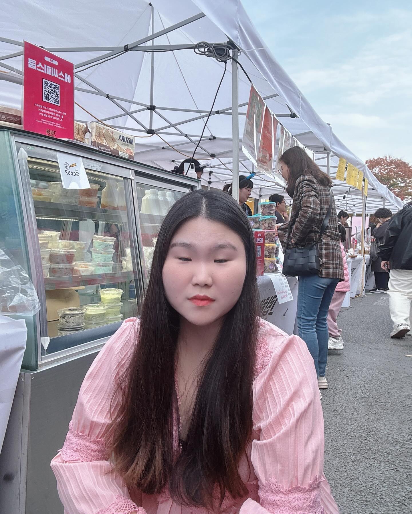 . #성수동팝업

저 오늘 일일 알바중이에요🤣
저번에 올렸던 단골 요거트집인데 
팝업 한대서 마침 시간돼서 도와쥬는 중!!

처음 해보는데 저는 진짜 서비스직 천직인 듯😩
느므 잘 팔고 있어요👀

녀러분 진짜 거짓말 안하규 scp_scoop 
요거트 드셔보세욘💕

근데 저 표정 왜 그래여?🤣
