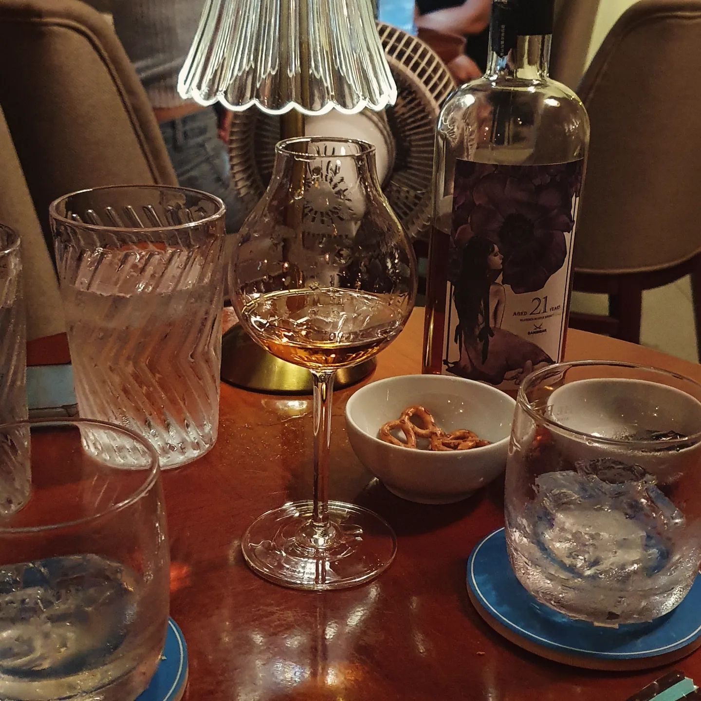 오늘은 정말 분위기좋은 홍대 위스키바 '애쉬앤블룸'에 다녀왔어요! 날씨가 더운데, 위스키바에서 분위기있게 하루를 마감하고 싶은생각이 들더라구요!

실내에 앉아보니 아늑한 분위기 속에서 사람들과 편하게 이야기를 나누기에 딱 좋은느낌. 쇼파에 앉아 위스키 한 잔을 손에 들고 있으면, 시간이 어떻게 가는지 모를 정도로 즐거운 시간을 보낼 수 있을 것 같아요. 😊

사장님이 위스키 초보자인 저희에게도 쉽게 이해할 수 있도록 설명해주셔서 더욱 즐거운 경험이 되었어요. 그 설명을 들으면서 한 잔 한 잔 마실 때마다 새로운 세계가 열리는 듯한 기분이었답니다. 😊

위스키 초보자라면, 이런 종류의 온더락 위스키로 시작해 보는 것도 좋은 방법인 것 같아요. 처음엔 맛을 잘 모르겠다고 생각했는데, 한 모금씩 마실수록 그 맛이 점점 더 잘 느껴졌어요. 😋

서울 마포구 와우산로29길 44 1층~3층
월~금 18:00 - 02:00
토, 일 16:00 - 03:00
0507-1332-1591

홍대에서 분위기 좋은 위스키바를 찾고 계신다면, 애쉬앤블룸은 정말 빼놓을 수 없는 곳인듯. 😊 사실 애쉬앤블룸은 2011년부터 홍대에서 많은 사람들에게 사랑받아왔던 곳인데, 최근 새로운 모습으로 새로운 장소로 이전하면서 더 분위기가 좋아진듯함!!

저희는 이번에 글랜피딕 12년산과 발베니 12년산을 온더락으로 주문해봤어요. 사실, 위스키 초보자인 저로서는 어떤 걸 선택해야 할지 고민이 많았는데, 사장님이 정말 친절하게 설명해주셔서 쉽게 선택할 수 있었어요. 😊

먼저 글랜피딕 12년산은 정말 부드러웠어요. 과일 향이 은은하게 퍼지면서 목 넘김이 깔끔해서 첫 위스키 경험을 하기엔 안성맞춤이었어요. 얼음이 녹으면서 맛이 점점 더 부드러워지는데, 그 순간이 너무 좋아서 천천히 음미하면서 마셨어요.

발베니 12년산은 조금 더 진한 맛이 느껴졌어요. 견과류의 고소함과 약간의 스파이시한 느낌이 입안 가득 퍼지면서, 마실수록 그 깊은 맛에 빠져들게 되더라고요. 온더락으로 마시니까 발베니 특유의 복합적인 풍미가 더 잘 느껴져서 좋았어요.

이 두 위스키는 각각의 매력이 다르기 때문에, 취향에 따라 골라 마시기 딱 좋을 것 같아요. 특히 발베니 12년산은 입에 오래 남는 여운이 인상 깊었어요.

그리고 오차드하우스 위스키와 산시바 20년산 위스키도 빼놓을 수 없죠! 오차드하우스 위스키는 샷으로 마셨는데, 생각보다 훨씬 가볍고 과일 향이 강하게 느껴져서 좋았어요. 한 모금 마셨을 때 입안에 퍼지는 그 달콤한 향이 마치 과일을 한입 베어 무는 것 같은 기분을 주더라고요. 그리고 가벼운 질감 덕분에 부담 없이 즐길 수 있었어요. 위스키 입문자에게도 추천할 만한 부드럽고 달콤한 맛이었답니다.

 이번 방문을 통해, 왜 이곳이 홍대 위스키바 중에서도 가장 분위기 좋은 곳으로 꼽히는지 확실히 알 수 있었답니다.

데이트나 회식, 또는 혼자만의 시간을 보내기에도 완벽한 장소였어요. 여러분도 홍대에서 특별한 위스키 경험을 하고 싶다면 애쉬앤블룸 꼭 한번 방문해보세요! 🎉