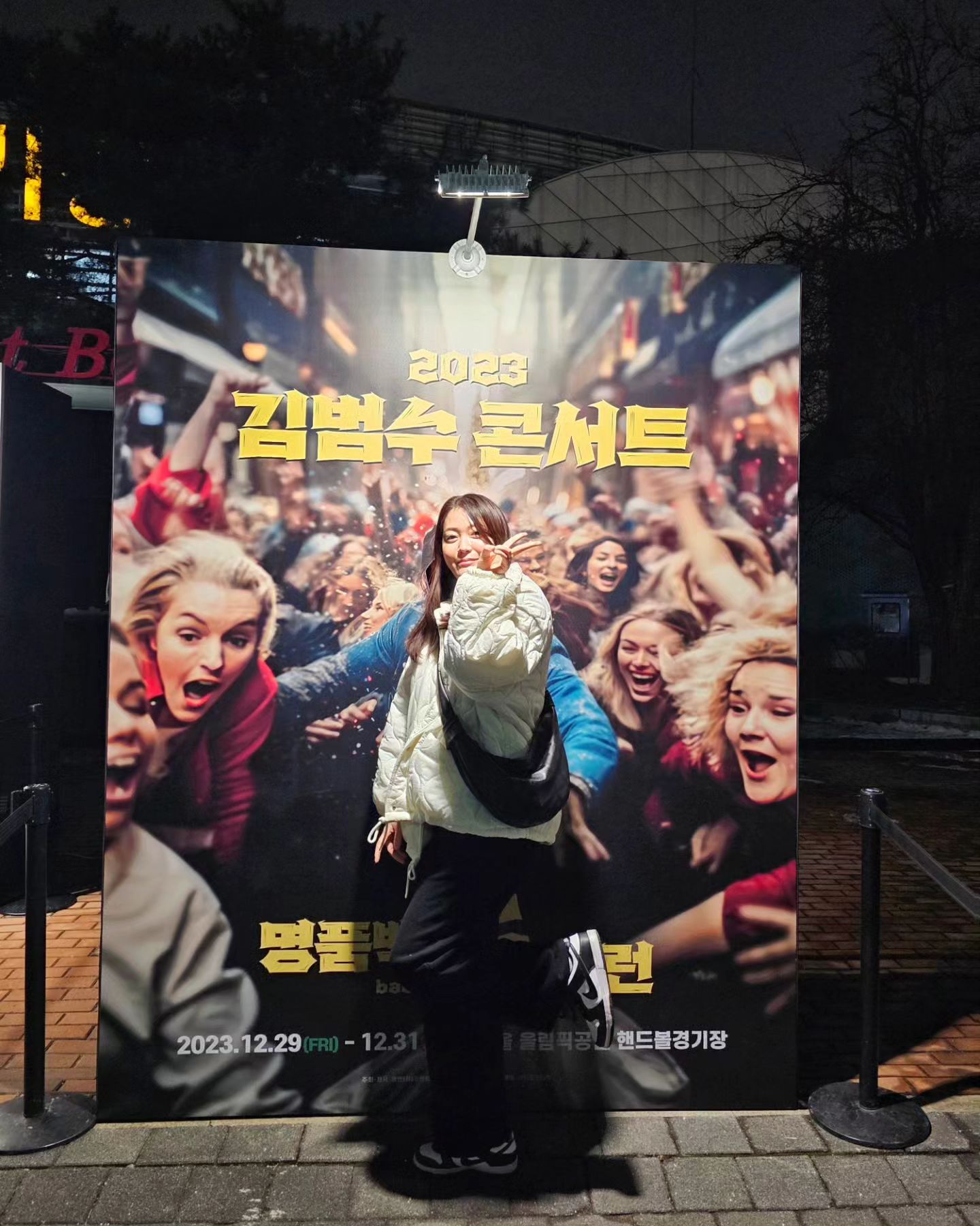 23.12.29✨️
다인이 졸업식 끝나고 세 식구 함께 본 콘서트🤍🖤
초등학교 입학이 엊그제 같은데 벌써 졸업이라니🥹
이런 뜻깊은 날 남편 최애 가수 범수형 공연은🫶🫶
긴 말 필요 없고 진짜 국보급 보컬에 귀호강 제대로 하고 왔다.!! 범수형 최고☺️(남편이 10년 넘게 범수형이라니 나도 배웠네)

#연말콘서트 #김범수콘서트 #귀호강