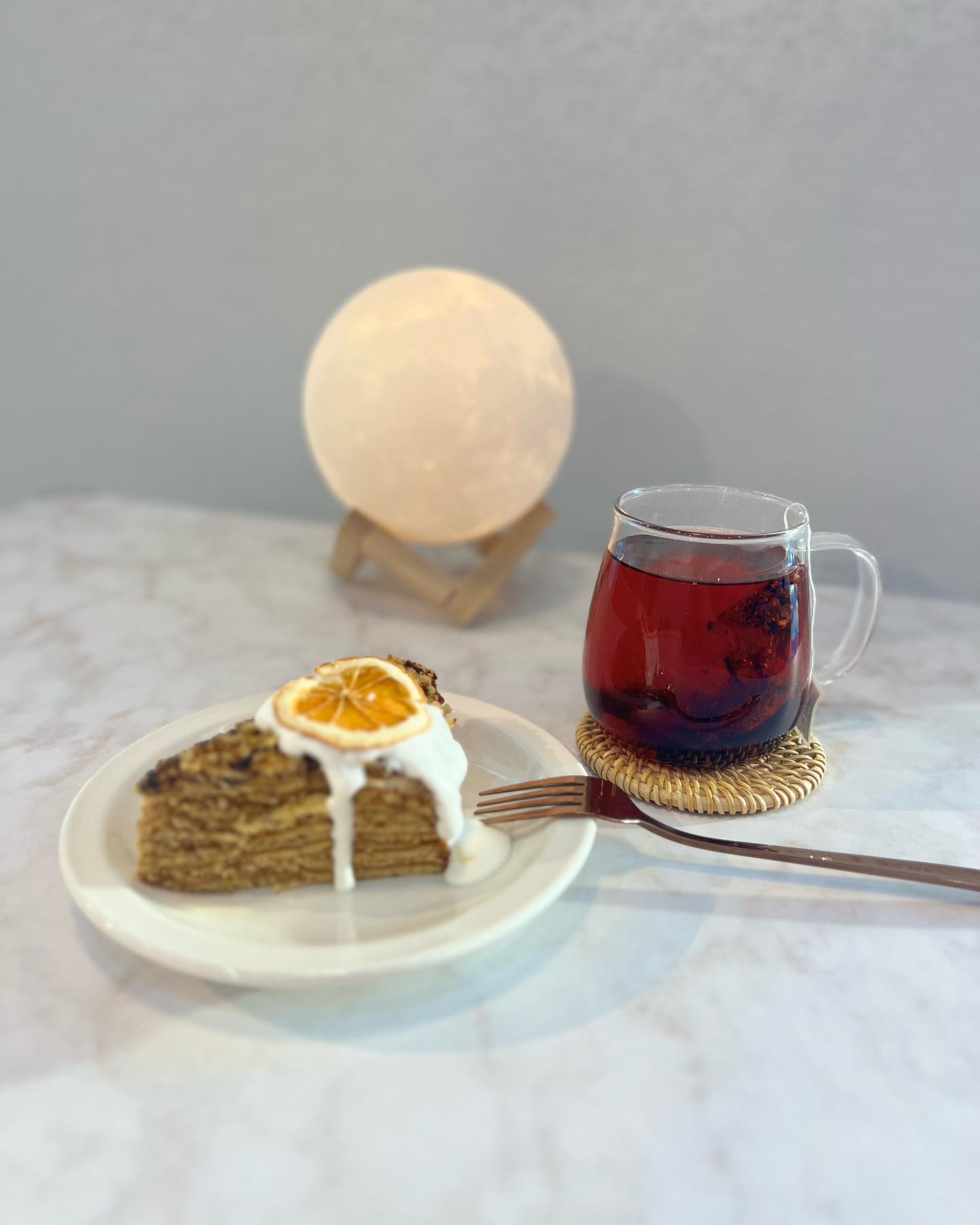.

아들등원시키고 카페에서 혼자만의시간☕️🍰
오늘은 커피가 땡기지 않아서 고민하다가 
이름이 특이해서 시킨 ‘블루베리 히비스커스 티’
상큼달달한 티랑 달달한 케이크 !! 딱 내스타일❤️

#등원후자유시간 #혼자카페즐기기 #최애카페 
#배곧카페 #거북섬카페 #시흥카페맛집 #어클락 
#oclock #coffeeoclock #아인슈페너맛집 
#블루베리히비스커스티 #허니케이크 #카페추천