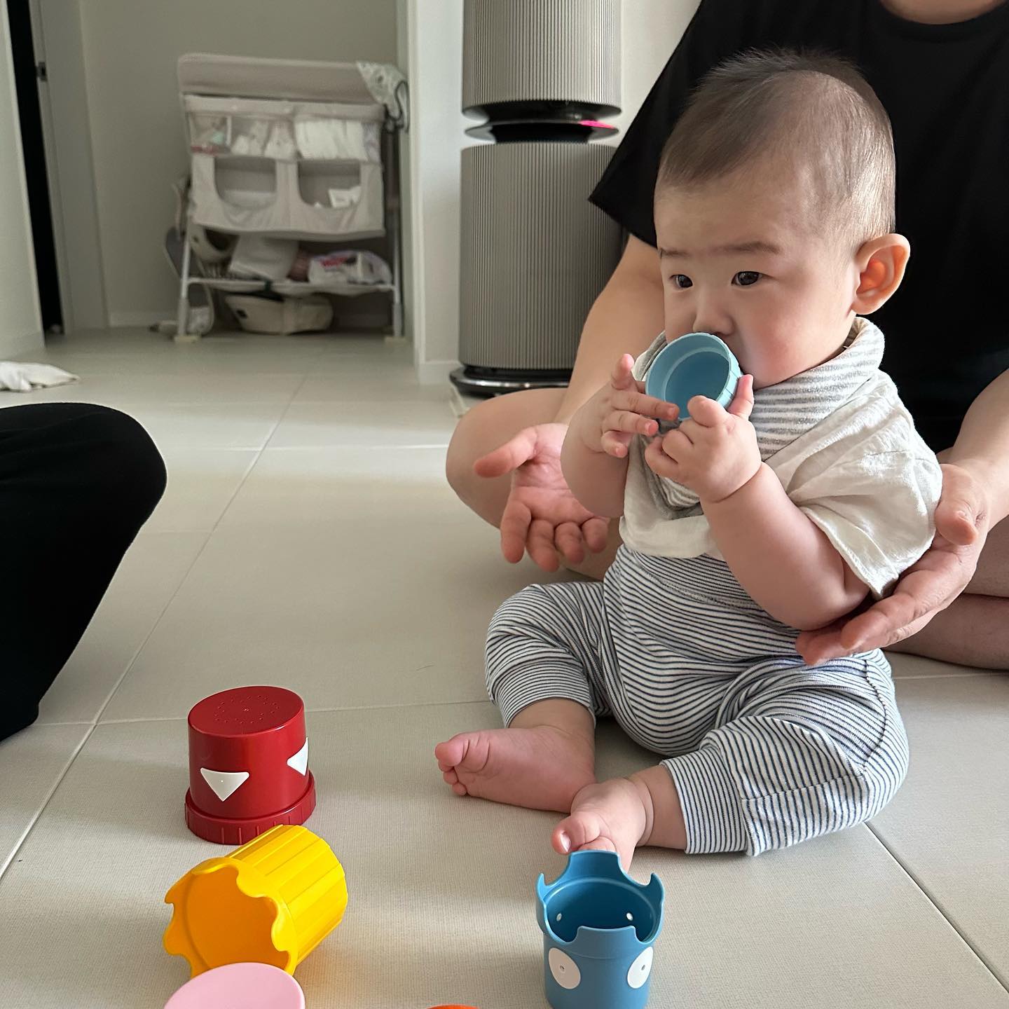 👶🏻 인생177일차 

울산이모삼촌이 깜짝 선물을 가지고 왔어요🤍
이케아갔을때 뚜호가 생각나서 사온거라는데 
딱 필요했던 장난감!! 센스 최고(〃´𓎟`〃)

컵쌓기는 거의 매일 가지고 놀고있고 기차놀이는 
조금 더 크면 가지고 놀것 같아요

저녁에는 구미이모가 수호빠한테 홀려서 급대구행🤭 
뭐먹을까하다 삼겹살에 한치회 먹었어요 

알코올러버들˚₊·—̳͟͞͞♡
