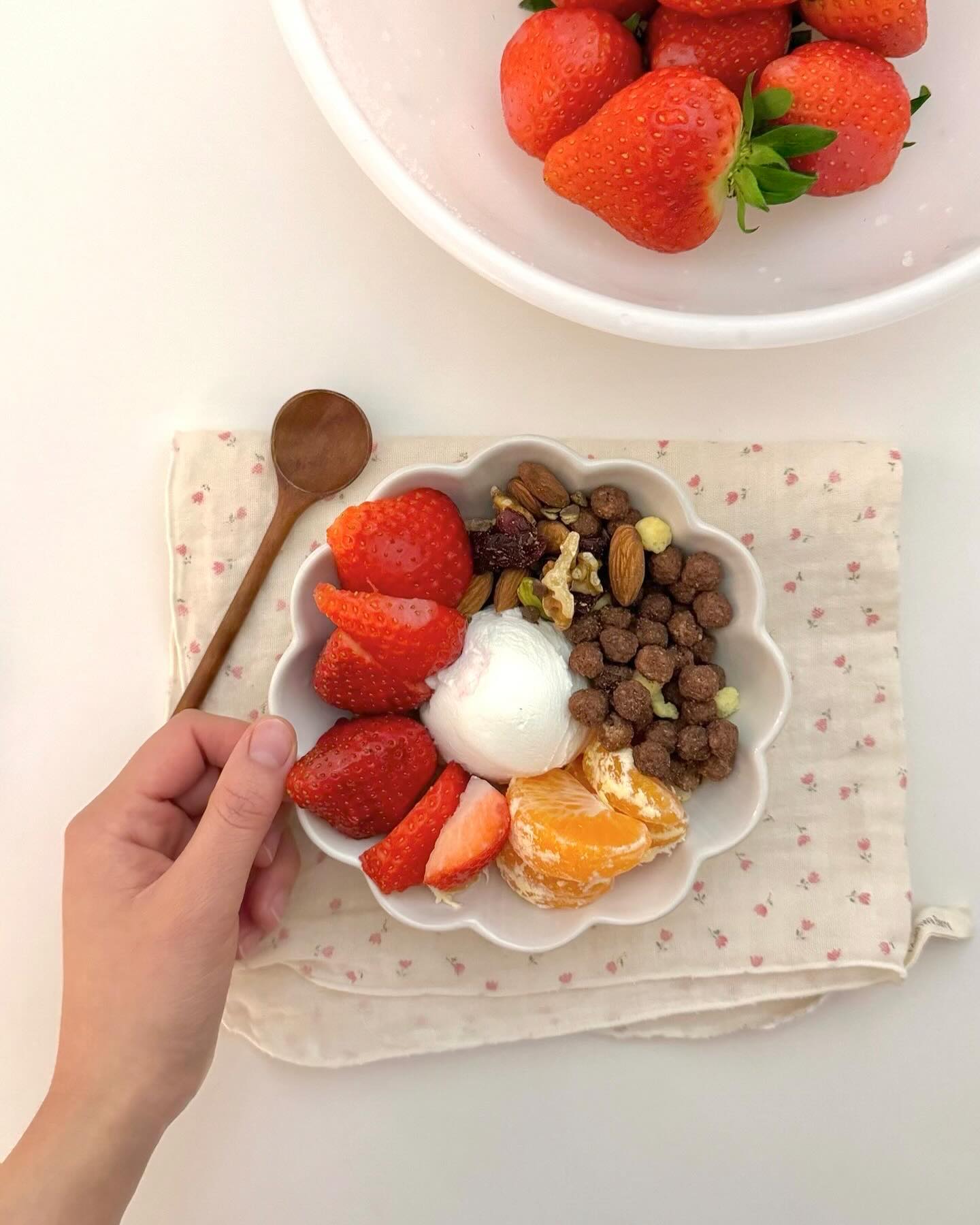 #그릭요거트 #딸기초코 🍓

수제 그릭요거트에 좋아하는 과일 듬뿍☺️
역시 초코시리얼이랑 딸기 너무 잘 어울려요🤎

아버님이 평소에 혈당관리 엄청 하시는데용
시댁 갔을때 저희한테도 #dexcom 센서 달아주셨어요🤣
이 센서 달면 실시간으로 혈당수치 확인할 수 있어요!

진짜 신기했던게 초코시리얼 조금 먹었더니
혈당 바로 170까지 찍었는데
그릭요거트+견과류랑 같이 먹으니까 120까지밖에 
안 오르더라고용!🫢🤍

샐러드먹고 밥 먹으면 확실히 덜 오르고
음식 먹고 바로 걸으면 혈당이 빨리 내려가요🚶

원래 다 알고 있던 건강 상식이긴하지만 
실시간으로 실제 혈당을 보니까 더 와닿는 너낌이었어여ㅎㅎ

근데 초콜릿이랑 아이스크림 먹어도 생각보다는(?) 
혈당이 별로 안 올라서ㅎㅎㅎ 
더 맘 놓고 먹게 된 단점도 있네용🤣

센서는 열흘밖에 못 쓰구 꽤 비싼편이라
저희는 가끔 한번씩만 사려구용ㅎㅎ

#수제그릭요거트 #건강음식 #혈당관리 #그래놀라 #딸기요거트