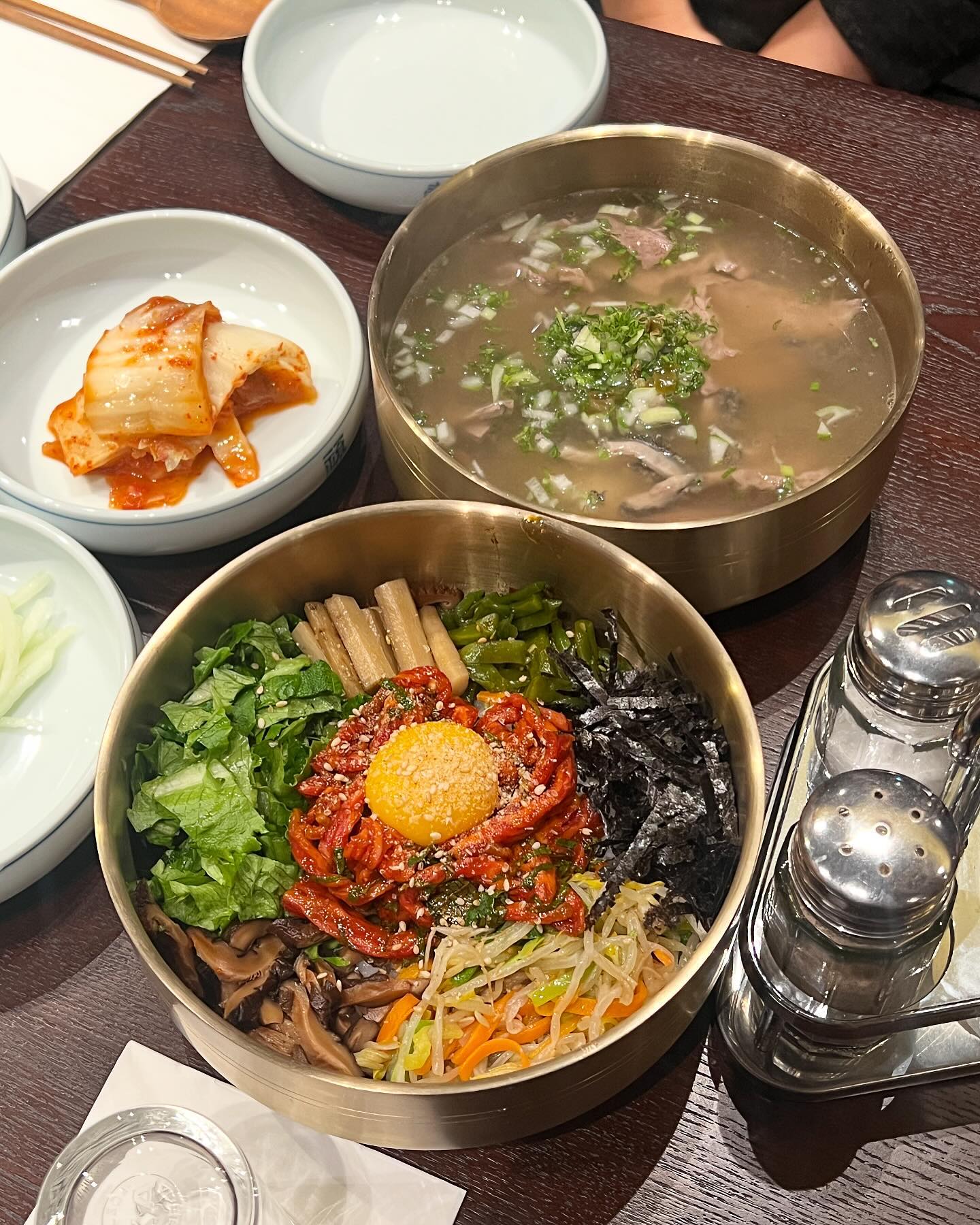 #협찬 #우희

위치 ➡️ 전북 전주시 완산구 홍산북로 22 1층

육회비빔밥/서울식곰탕

육회비빔밥의 다채로운 채소와 신선한 육회가 만나 건강한 비빔밥을 먹은 것 처럼 눈으로 한번 먹고 입으로 또 먹고, 너무 잘 먹었습니다.
제 위가 요즘 작은 편이라 육회비빔밥을 다 먹기에는 좀 많이 배불렀던,,

서울식 곰탕은 따로 공기밥이 나오는게 아니라 
곰탕 안에 장터국밥처럼 밥이 말아져 있는 상태로 나오더라구요.
곰탕이 그렇게 나온 건 처음 봤어요.
국물은 이미 간이 다 되어 있는 상태로 나와 
따로 간을 더 안해도 되서 좋았고, 맛 또한 진한 편이라 괜찮았어요.
국물이 많아서 그런가 양 또한 많은 것 같은..!!

그리고 반찬들은 총 4가지로 깍두기 맛있더라구욥 :)
