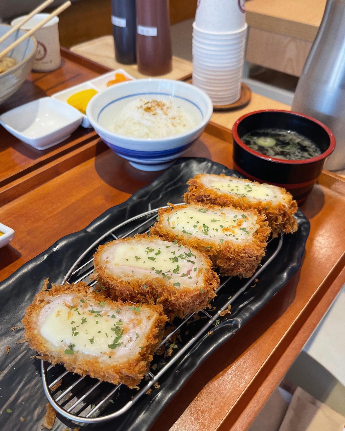 *

하나부터 열까지 너무나 만족스러웠던,
청주 복대동 지웰점 돈가스 맛집 #육미소바🍴

우선 가게가 너무 반짝반짝 깔끔해서 ✨
들어가자마자 여긴 맛집이겠구나 생각함 .ᐟ
 
갓 튀겨나온 돈가스가 노릇노릇 색감이 💛
바삭바삭 기름도 깨끗하게 관리하시는게 느껴짐 .ᐟ
직업이 영양사다 보니 딱 보면 난 딱 알수 있지 ✊🏻
직접 만드신 샐러드 드레싱 조차도 참 맛있었다.

소스 듬뿍 뿌려져 나오는 돈가스도 맛있지만 
와사비🎋 콕 찍어먹는 요런 스타일이 난 더 좋음 ♥️
물론 돈가스 소스도 두가지나 비치되어 있어요 ◡̎

🗺️ 자가제면소 소바&돈카츠 전문점 “육미소바”
🔺 청주시 흥덕구 진재로 131, 지웰에스테이트 1층 102호
✔️ 매주 일요일 휴무(Break Time 15:00 - 17:00)
✔️ 배민,요기요,쿠팡이츠 배달가능🛵 / 포장가능 📦

🕚 런치 11:00 - 14:00 전메뉴 2,000원 할인
➖ 육미소바 전단지 지참시 2,000원 할인(중복할인 불가)

#청주맛집 #청주돈가스 #청주돈가스맛집 #청주소바 #돈카츠맛집 #복대동맛집 #청주지웰시티맛집 #청주하이닉스맛집 #협찬_리뷰노트