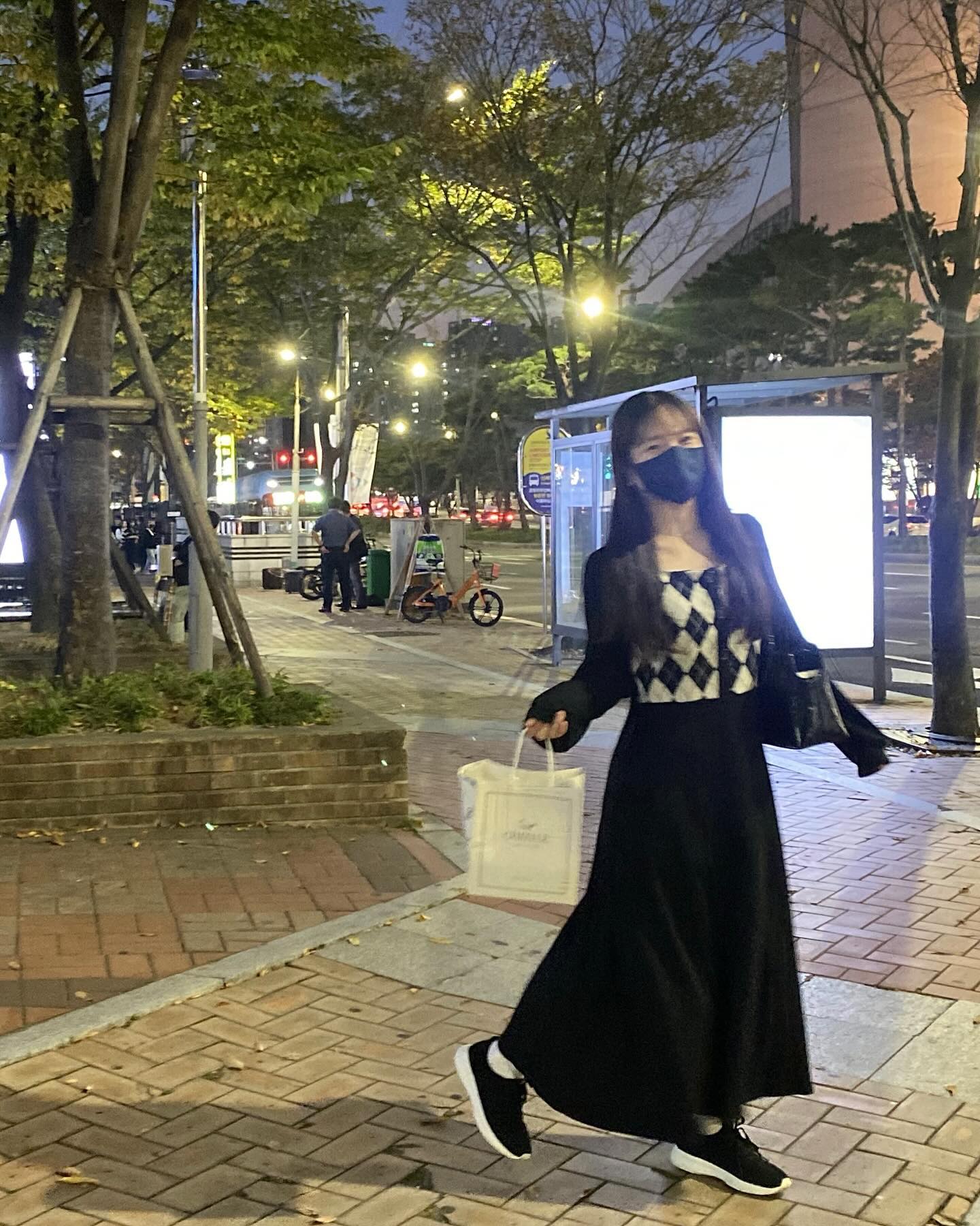 #협찬
아키 클래식에서 자체개발한 아시안핏 컴포트 워킹화 프리워크입니당
이렇게 착화감 좋고 발에 착 달라붙는 느낌의 편한 신발은 처음이야🤭
데일리 운동화로도 좋지만 산책러버인 나에게 딱 맞는 맞춤형 신발이라 휘뚜루마뚜루 너무 잘 신을 것 같아요🫶🏻
디자인이 심플하고 깔끔해서 캐주얼룩에도 잘 어울리고 원피스나 치마와 함께 신어도 좋아요!