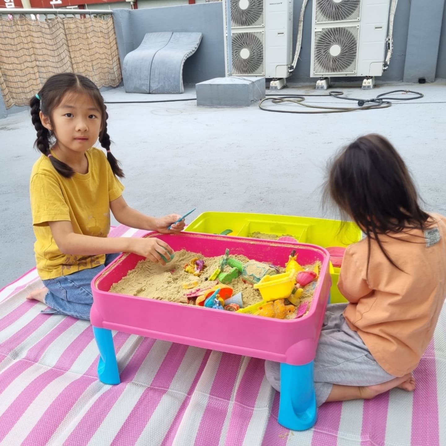 고모 찬스로 1년만에 키즈카페 다녀온 둘찌~♡
너무 잼있었다니 괜시리 미안하네~~^^
엄마도 시간 한번 내볼껭 ㅋ

#칠곡키즈카페 #칠곡애견카페 #멍뭉몽 #헬로방방  #모래놀이