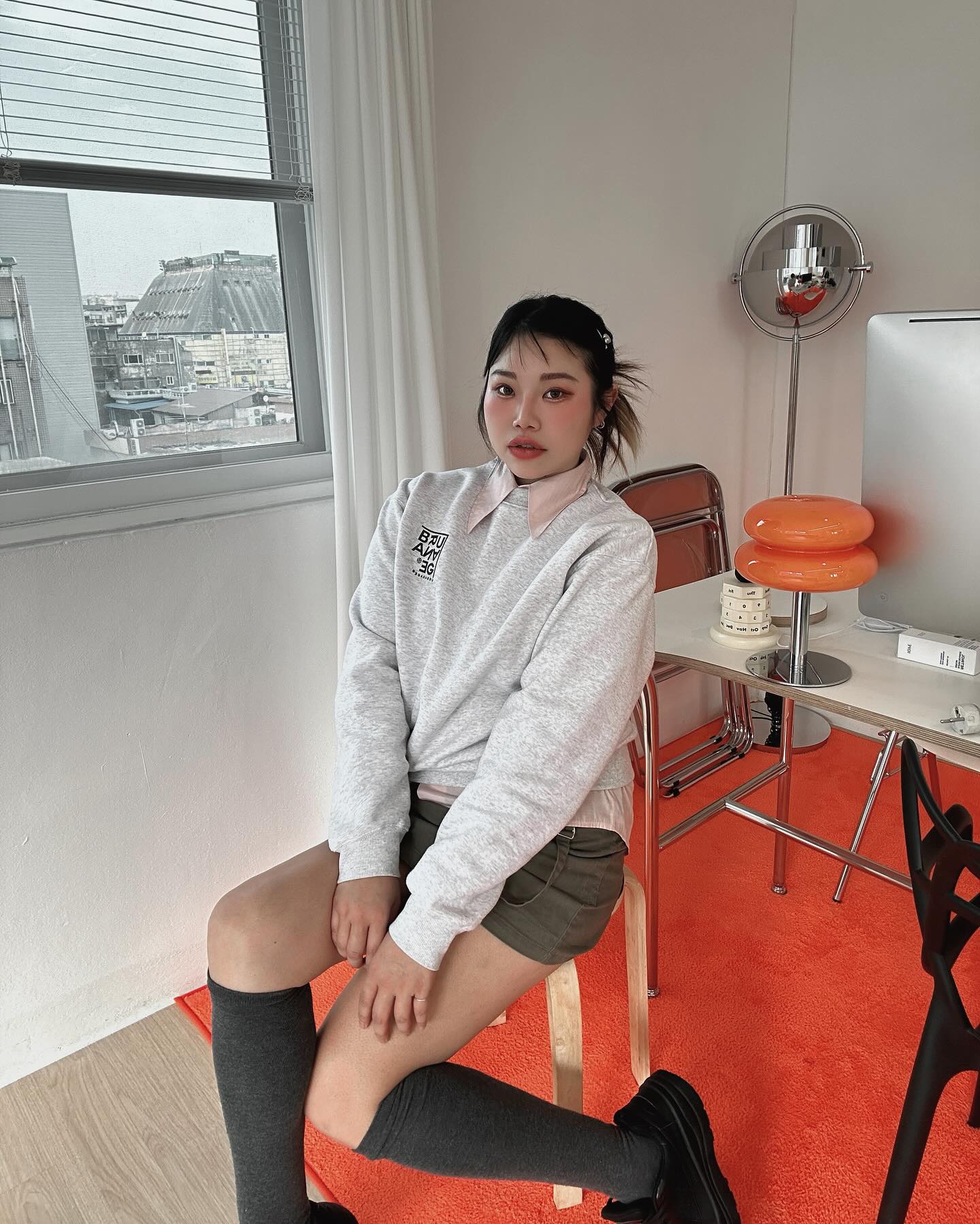#협찬 오늘 날씨 머선일이고 
흐려도 너무 흐려요 
그래서 맑은 날 찍은 델룩 공유하기
블라우스에 맨투맨 레이어드해서 
입어보고 싶었는데 
#어반에이지신상 맨투맨 선물받고 
짜잔~ 

Top urbanage_official 
로고 포인트 오버 맨투맨 화이트멜란지

#어반에이지  #urbanage #URBANAGE #비어처브 #beachieve
 #맨투맨코디룩 #코디추천 #연말룩 #크리스마스룩 #반집업맨투맨 #맨투맨추천 #20대코디추천 #패션계정