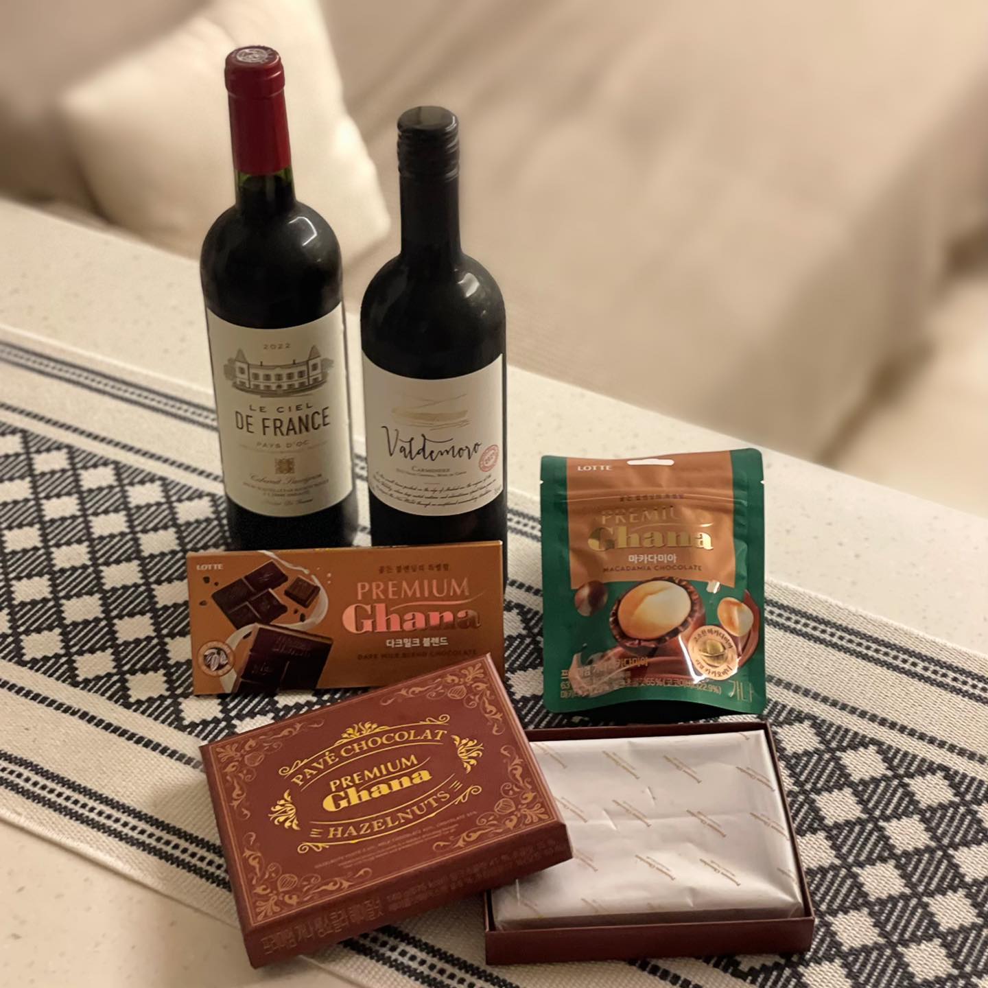 🍫
⠀
⠀ 
#협찬 lottewellfood 
⠀ 
당 충전 하고 싶을때는 초콜릿만한게 없지~
⠀
골든 블렌딩의 특별함 프리미엄 가나 3종세트 🤎

✔️ 다크밀크 블렌드
리얼 카카오버터 + 부드러운 생크림
카카오 본연의 풍미가 깊고 맛 또한 고급스럽다

✔️ 마카다미아
부드러운 초콜릿 + 고소한 마카다미아
진한 달콤함에 고소한 풍미 가득
오독오독 식감까지 즐거워 맛이 없을 수가 없는

✔️ 생쇼콜라 헤이즐넛
다크밀크 초콜릿 + 헤이즐넛 페이스트
헤이즐넛향이 은은하게 나며 다크한 풍미가
전해지는 부드러운 생초콜릿의 맛
⠀ 
신제품 모두 취향저격 🤎
⠀ 
입안 가득 퍼지는 진한 달콤함 
호불호 없이 누구나 좋아할만한 맛 !

사랑하는 사람에게 고마운 사람에게 선물하면
너무 좋을것 같은 프리미엄 가나 🍫
⠀ 
⠀ 
#쇼콜라 #초콜릿 #당충전 #뷰티스타그램 #생쇼콜라 #정확 #연말선물 #와인안주 #리얼 #다크초콜릿 #위스키안주 #생초콜릿  #파베초콜릿 #커피디저트 #꼼꼼 #초콜릿추천 #맛스타그램 #프리미엄가나 #밀크초콜릿