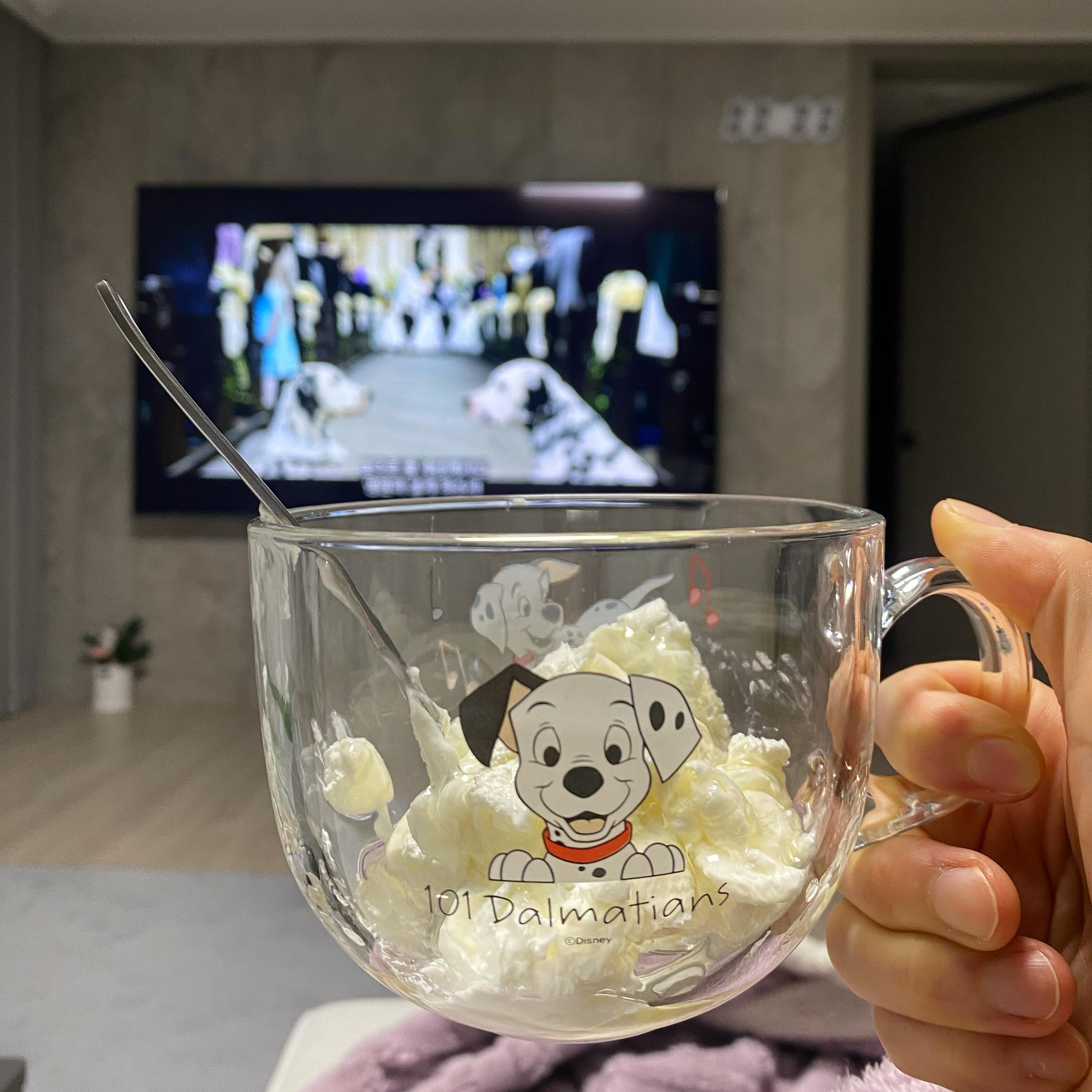 20240421 달마시안 영화보면서 달마시안 컵에 요거트 담아먹기 🥣 의도한 거 아닌데 신기하네 🐶