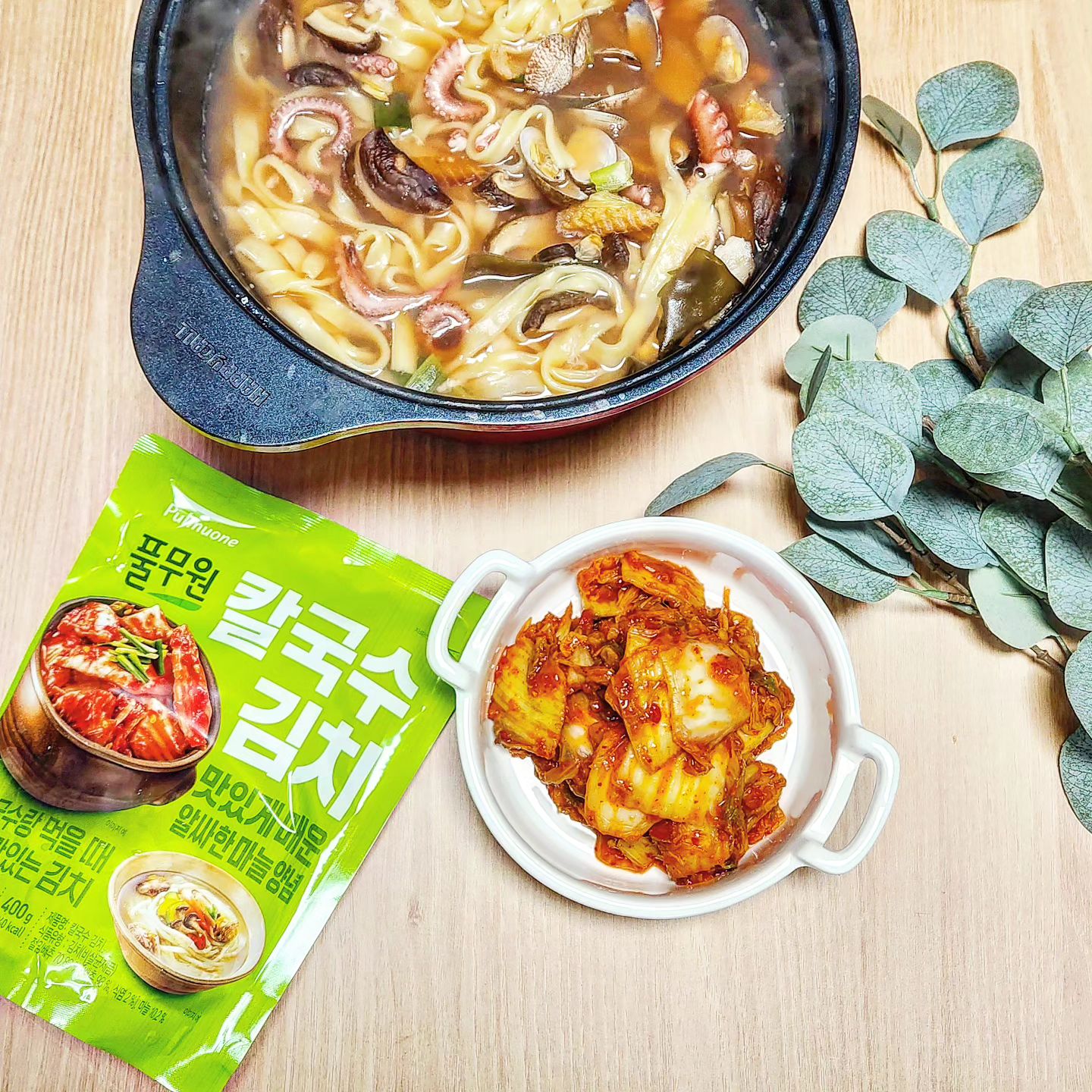 #제품협찬

제가 좋아하는 면 요리 중 단연 최고는 바로바로 칼국수❗
칼국수는 육수나 면도 중요하지만,
같이 곁들이는 김치가 맛있어야 된다는 거
다들 인정 하시죠? 🙂
김치가 맛있는 칼국수 집은 두고두고 찾게  되기 마련! ㅇㅈ?
 
저의 픽은 풀무원 칼국수김치 인데요,
칼국수랑 가장 잘 어울리고
칼국수 전문점에서 먹던 김치맛이라 하여
기대를 품고 먹어봤어요🎶
 
결론부터 말하면 찐입니다👍🏻
알싸한 마늘에 고추와 고춧가루,
 그리고 고추씨도 듬뿍 넣어 만든 진한 양념 가득〰️
 
한 입 크기로 먹기 좋게 썰어져 있어서
먹기도 편하다구욤😋
김장독의 원리를 활용한 쿨링 시스템 덕분에
방금 담은 듯 아삭하고 신선한 부분까지
완벽해요.
고모 댁에서 칼국수 싸 주셔서 집에와서 끓여먹었는데
칼국수도 맛있고 김치도 맛있고 이 맛도리를 어쩔🤔
 
 
 
#풀무원 #풀무원칼국수김치 #칼국수김치 #수제비김치 #풀무원김치 #마늘김치 #맛김치 #아삭김치 #칼국수 #수제비 #김치추천 #김치레시피 #맛도리김치 #한그릇요리 #김치맛집 #해물칼국수 #칼김 #집밥추천 #수육김치