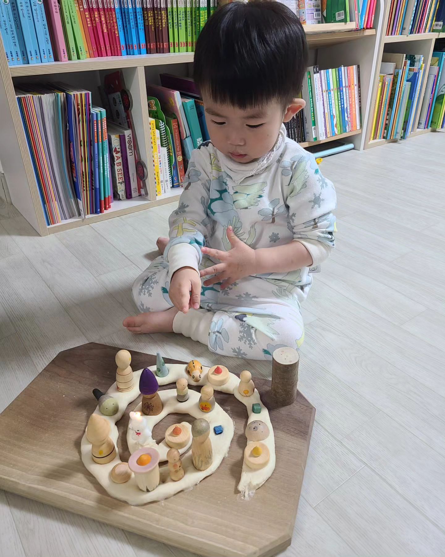 할무니랑 같이 크리스마스 나선 만들어보기 🎄🫶🏻 밀가루 반죽 돌돌 말아서 예쁜 오너먼트들 쏙쏙 끼워보기 ❤

#grapatadvent #grapat