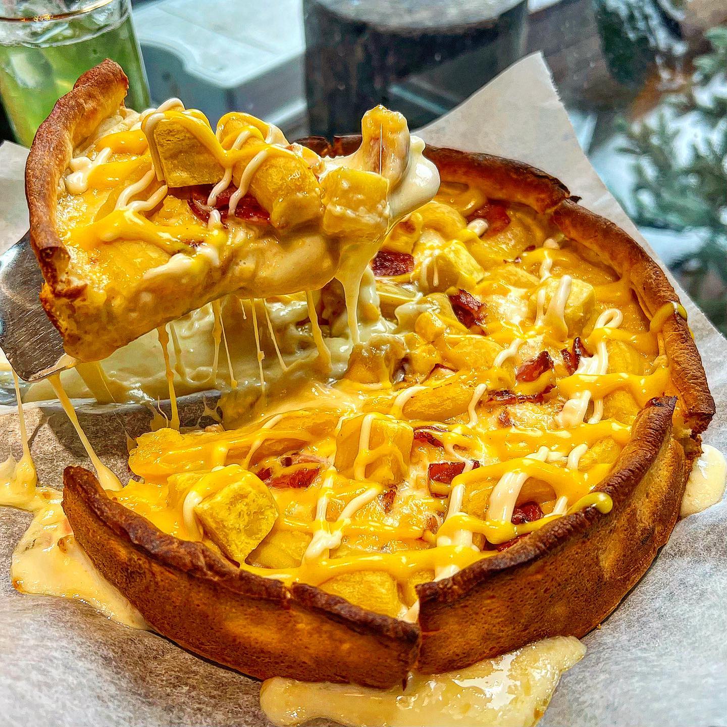 #협찬 홍대 오리지널시카고피자 고구마시카고피자🍕
.
치즈가 줄줄흐르는 치즈폭탄 고구마피자🍠
여기는 홍대 상상마당 근처에 위치한 오리지널시카고피자 본점이다
메뉴는 고구마시카고피자랑 청포도 에이드를 주문함🧾

피자의 크기자체는 크지않았지만 위로 높고
치즈와 토핑이 많아 2조각만 먹어도 배가 불렀고
두명이서 피자하나면 충분할 것 같은 양임
피자는 달달한 고구마에 짭짤한 베이컨과 치즈가 너무 잘어울렸음💕
치즈는 질기지않고 흐르는듯한 치즈였고 엣지부분이 두껍지않아서
바삭하고 가볍게 먹기 좋았음😋
청포도 에이드는 엄청 큰 잔에 한가득 주셔서
먹다 모자라지않아서 너무 좋았다👍

눈이 오는날 창가자리에 앉았는데 분위기도 있고 낭만있어서 데이트장소로도 추천이고 매장 내부가 넓어 회식자리로도 안성맞춤임🍻

11:30부터 오후 4:00까지는 파스타나 샐러드등 가성비 좋은 런치메뉴도 있어서 다음엔 점심시간에 방문해야겠다⏰
.
.
#오리지널시카고피자 #오리지널시카고피자홍대본점 #홍대피자 #합정피자 #가성비맛집 #런치메뉴 #홍대런치 #합정런치 #홍대맛집 #합정맛집 #홍대데이트 #합정데이트