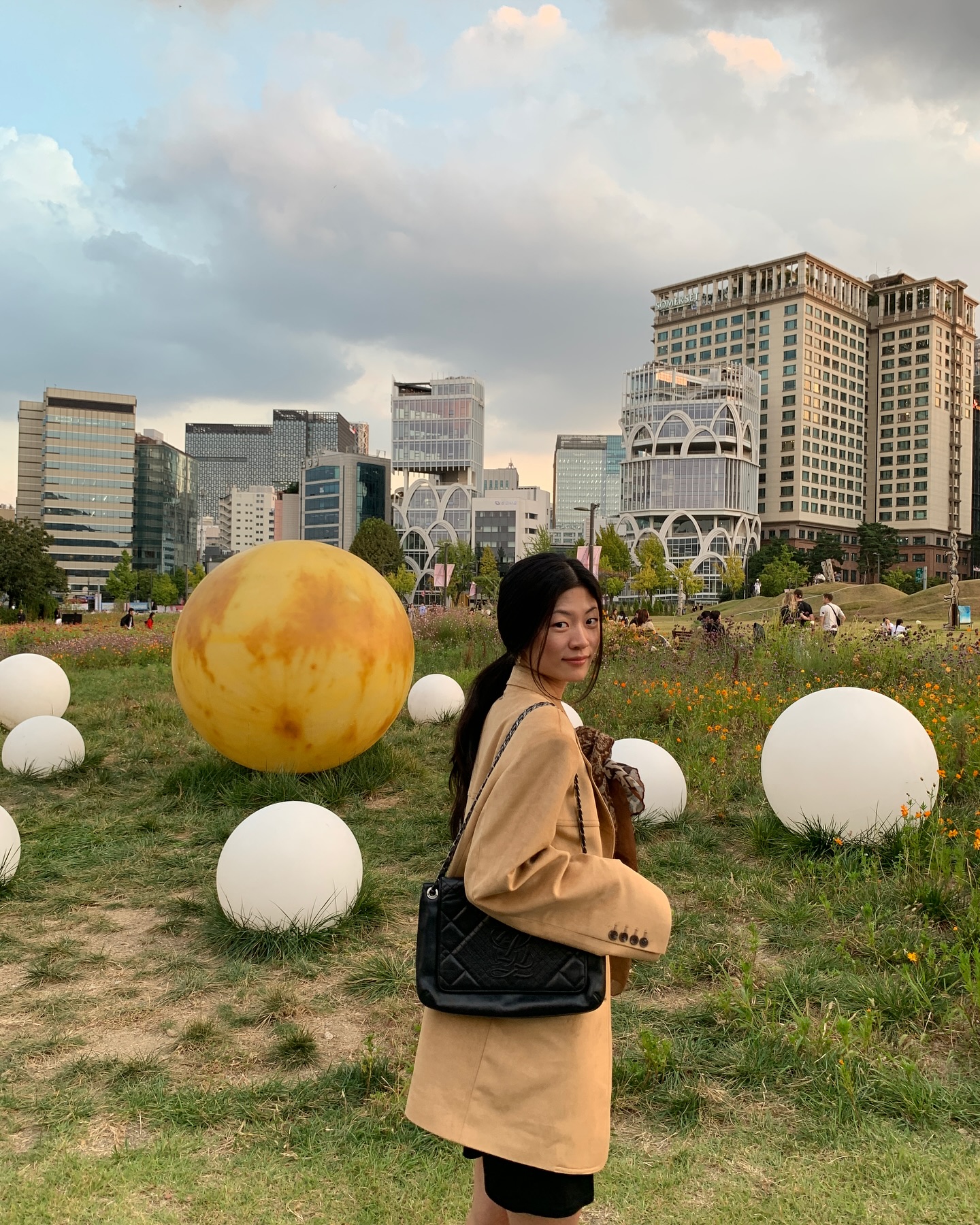 가을냄새 폴폴 🍂🍁

어깨패드 들어간 오버핏 스웨이드 자켓 요즘 최애 
호피무늬 스카프 안보여서 비슷한 걸루 장착 ..