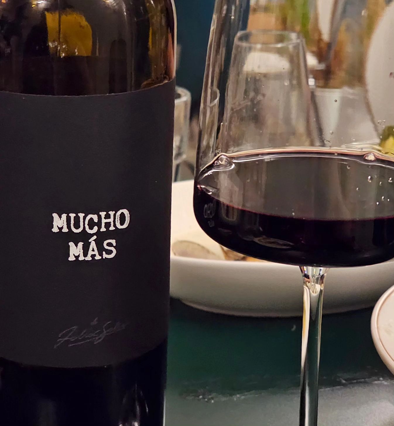 _cozy.seoul
생애 첫 쌍문동 방문 코지에서 만난 와인

🍷Mucho Mas Vino Tinto
무초마스비노 틴토

와인종류: 스페인 블렌드
원산지 : 스페인 La Mancha
알콜도수: 14%
품종 : 템프라니요90%, 쉬라즈10%

스페인 La Mancha 지역의
Felix Solis S.L.사에서 생산하는
Tempranillo 90%, Syrah 10% 와인으로 킹성비 와인으로 유명하다! 가격은 2만원정도인데 평이 좋은 와인👍🏻

#스페인와인 #쌍문 #쌍문역 #쌍문동 #무초마스 #템프라니요 #muchomas #muchomás #레드와인 #노원맛집 #와인맛집