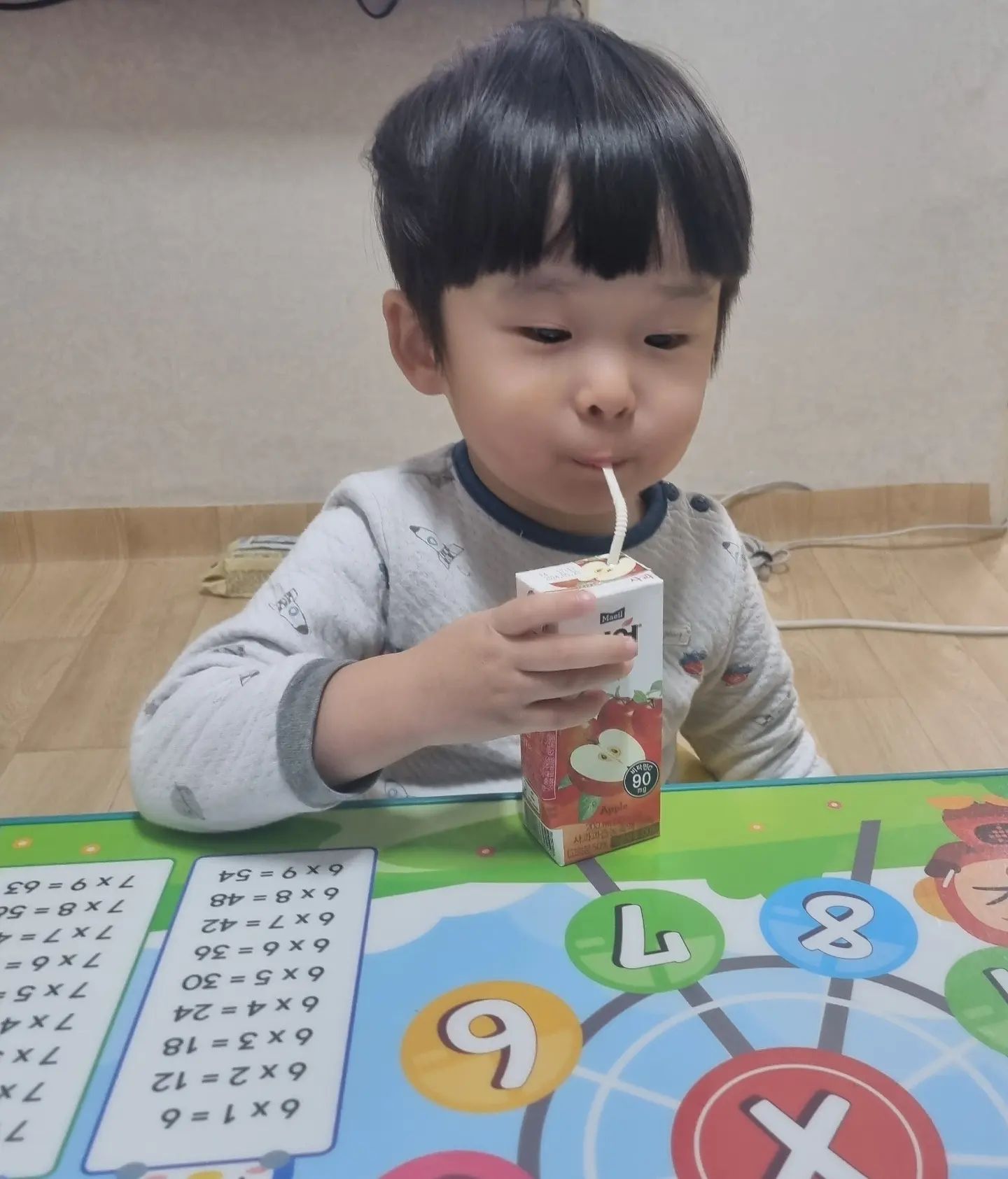 사과쥬스 앉아서 마시는 도윤이에요~^^

빨대로도 잘 마시는 도윤이랍니다ㅎㅎ

#빨대로마시기 #잘마시네 #표정이귀여워 #소띠아들 #사과쥬스