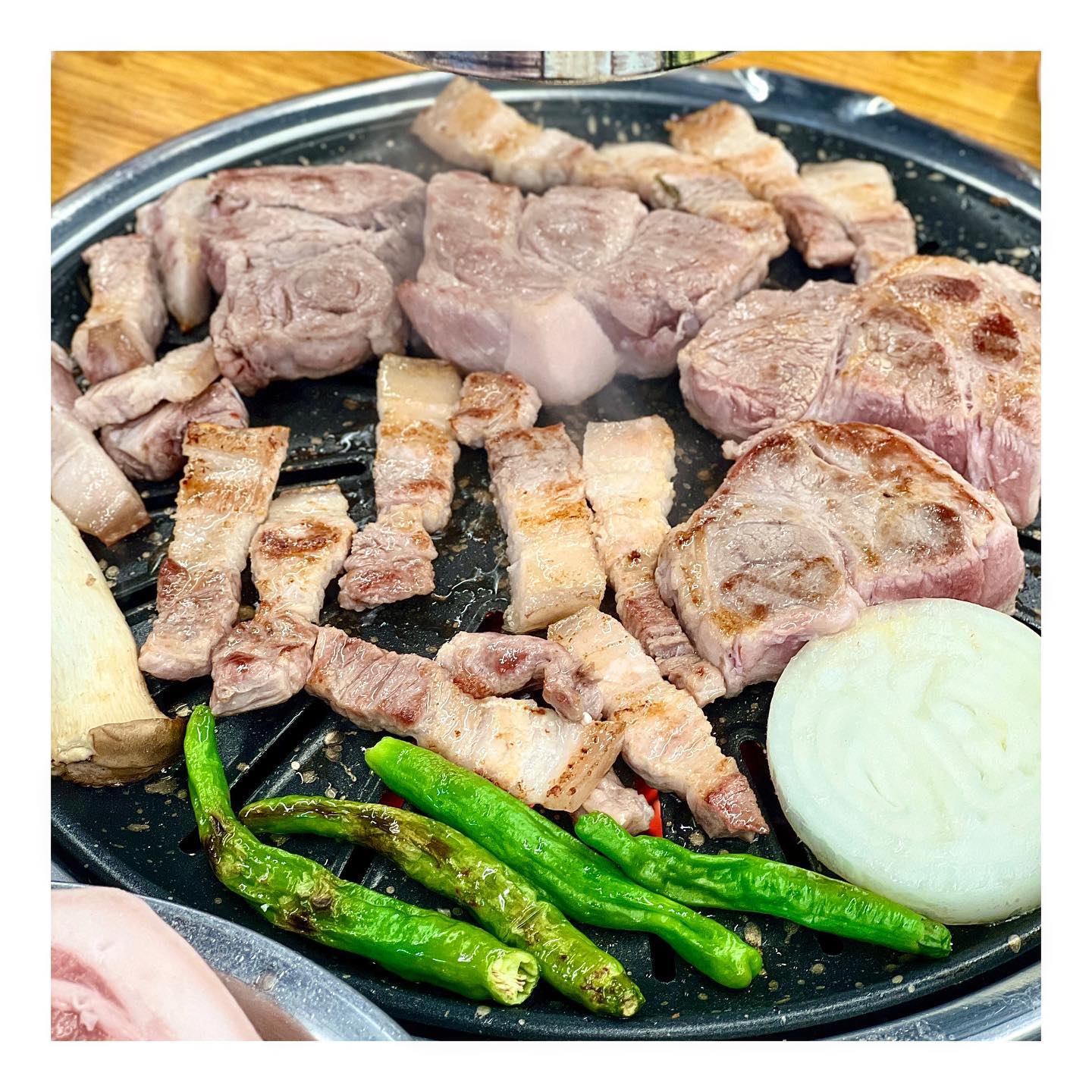 먹죽귀_송파구_풍납주먹고기

송파구 강동구청역 근처에 위치한
풍납주먹고기 다녀왔어요🤗

예전에도 종종 방문하던 곳이었는데
이번에 매장을 확장했습니다😀

평일 저녁에 방문했는데도 3팀이나
웨이팅 중이었어요🫢

저희는 시그니처인 주먹고기와
오겹살 그리고 꽃 목살까지 주문했고
기본으로 쌈 채소와 계란찜 콩나물까지
기본 찬도 훌륭했습니다👍

고기가 눈으로 봐도 굉장히 신선해
보였고 두툼한 주먹고기부터 구워
먹었는데 육즙이 훌륭했어요😍

특히 양파소스와 같이 먹으면 풍미가
더 좋았고 두툼한 껍질이 있어 식감도
아주 좋았습니다☺️

추가로 항정살도 주문했는데 육즙
가득한 고기가 살살 녹았어요😊

가성비도 훌륭했고 지역주민들이
많이 찾는 이유가 있었습니다😀

💰주먹고기 : 13,000원
💰꽃목살 : 16,000원
💰오겹살 : 15,000원

🗺 서울 송파구 토성로15길 3-3
☎ 0507-1314-8662
🚃 강동구청역, 서울아산병원

#풍납주먹고기 #삼겹살 #삼겹살맛집
#오겹살 #오겹살맛집 #주먹고기 
#주먹고기맛집 #서울아산병원맛집
#풍납동맛집 #올림픽공원맛집