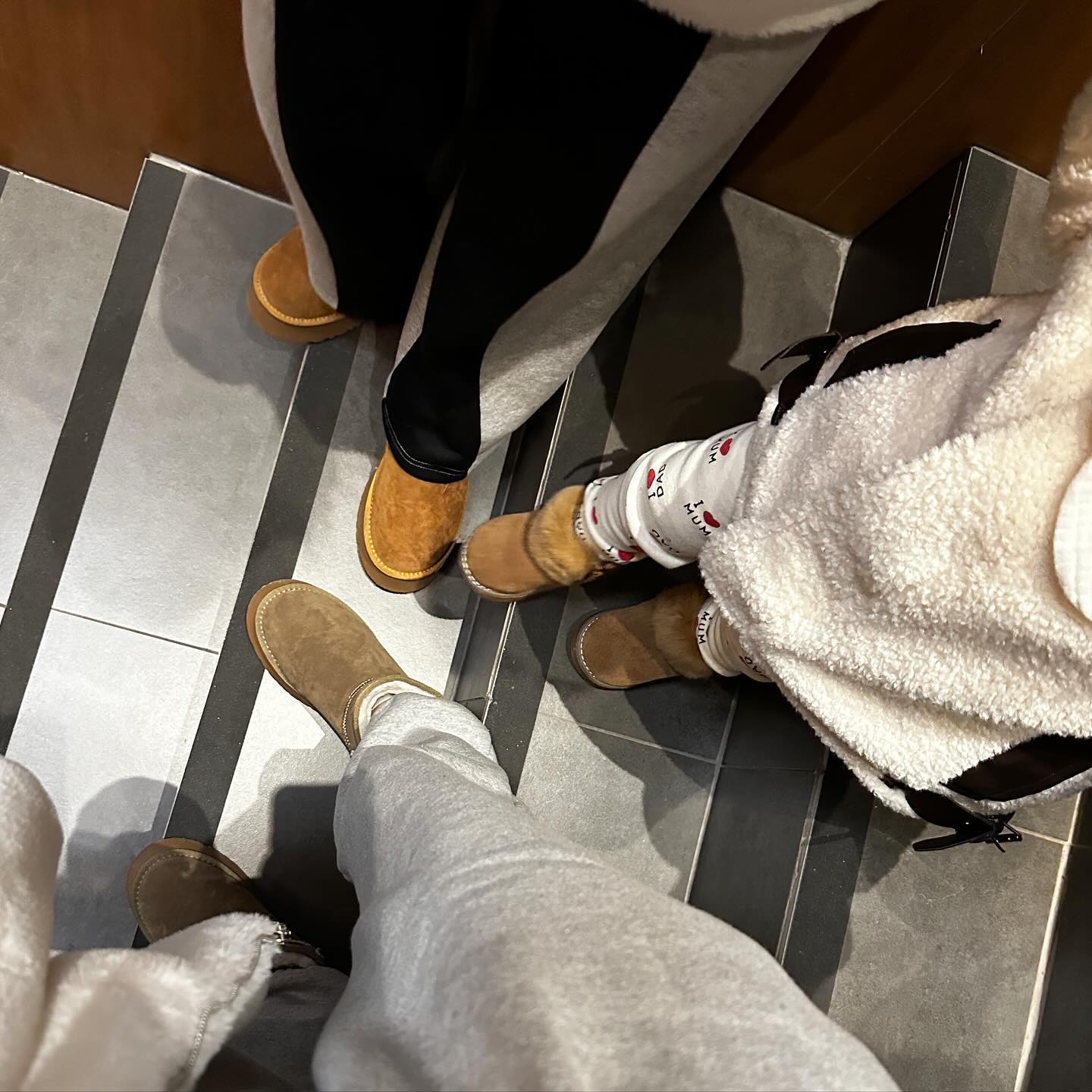 우리의 걸어다니는 첫 겨울 ❄️
우연히 같은 신발로 나들이
발 하나 쭈욱 내밀어주는 센스있는
#19개월아기 재이의 작고 소듕한 족꾸미 발