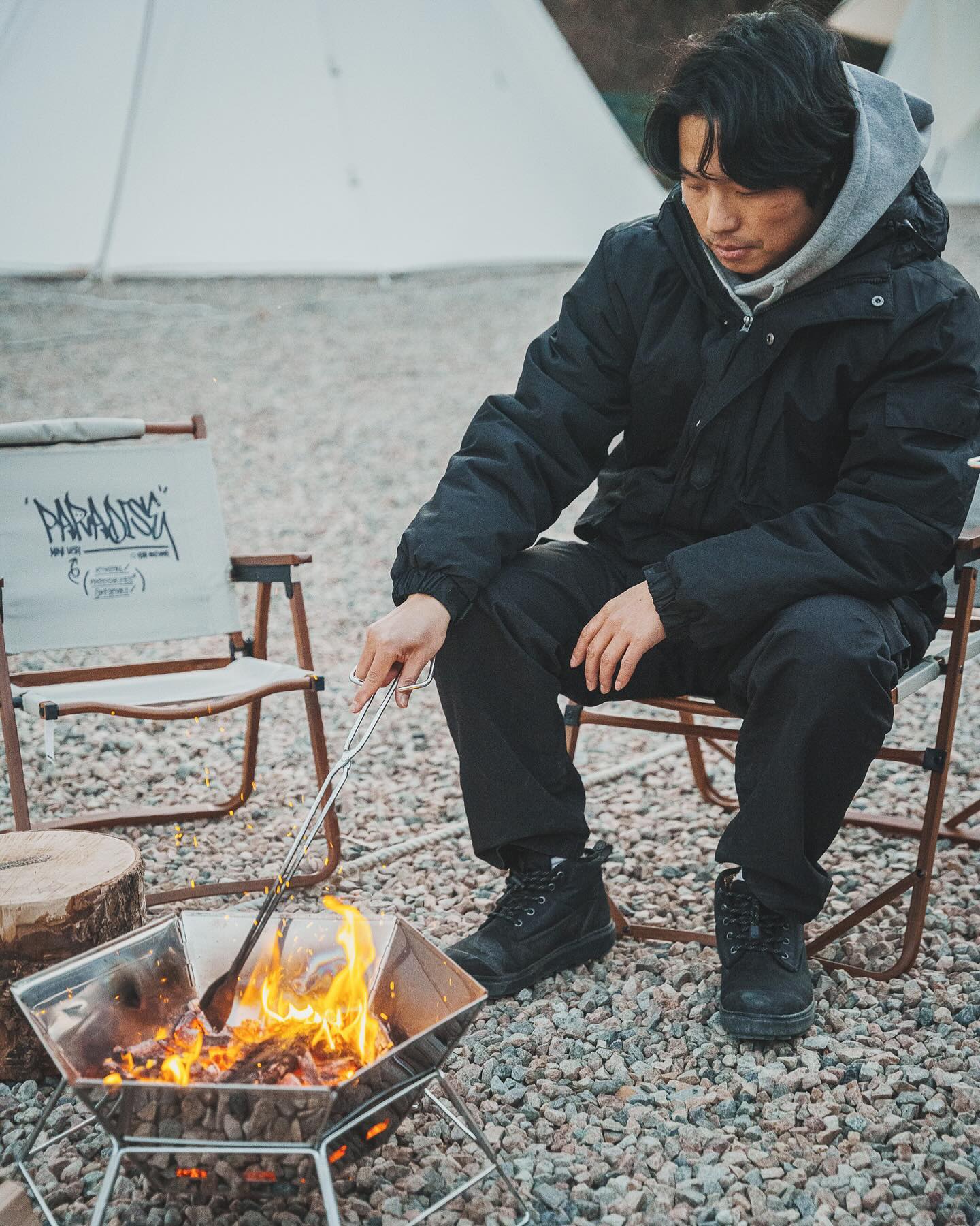 #협찬 kzmoutdoor.official 

카즈미 파라다이스 캠핑체어 추천🔥

캠핑을 하시는분들이시라면
로우체어가 얼마나 편리한지 다들 알고 계시죠?

쉬운 설치가 가능한 장점이 있지만
그동안의 로우체는 각도 조절이 되지 않아
불편했던 경험도 있습니다❗️

카즈미 파라다이스 체어는 2단 각도조절로
더 편안하게 휴식을 취할 수 있고요👍🏻

미니 체어도 있어서 자녀분들과 함께
패밀리캠핑도 즐길 수 있답니다👌🏻

내하중은 100kg이라서 일반 성인 남성분들도
편안하게 앉을 수 있고,
컬러는 에버닌, 차콜 중 취향에 따라 선택이
가능해요👏🏻

감성적인 디자인에 편안한 착석감을 위한 설계로
장시간 앉아 있어도 피로감이 덜하고,
폴리에스터 원단을 사용하여 늘어짐이 적어
오랜기간 사용이 가능하답니다😃

우드 손잡이에 알루미늄 프레임에 우드 색상을 적용하여,
감성적인 느낌을 더했어요😎

폴딩방식이라 설치도 간편하고
감성적인 디자인이라 좌식모드 로우모드 등
다양하게 활용하실 수 있어요🧡