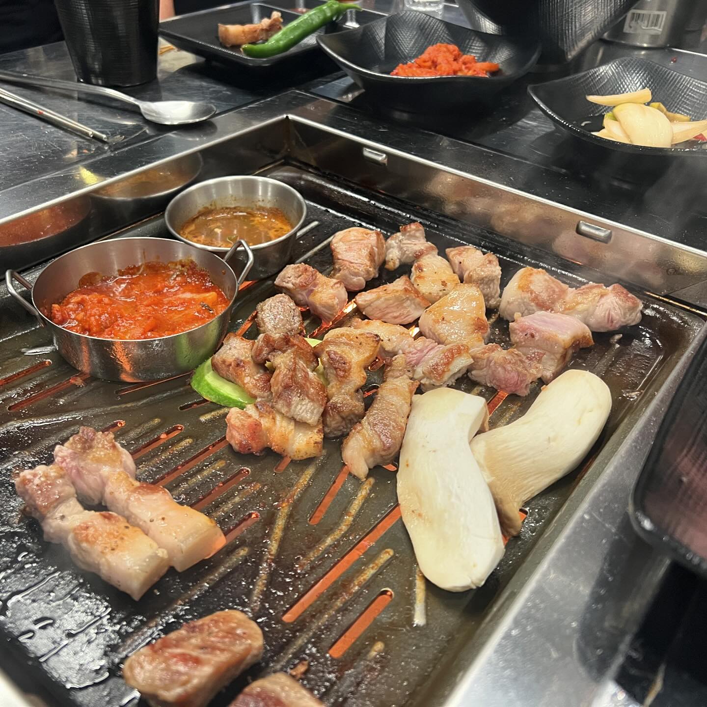 아버님 생신날 😘💖 울엄마아빠랑 전국노래자랑 재밌게 보고오신 아버님 어머님 ㅋ̤̫ㅋ̆̈ 저녁식사는 흑돼지맛집 섬맛의공방에서 🌻💕영이는 흑돼지 좋아하는데 요기 너무 맛있다! 열무국수도 GOOD 😆👍

🔎섬맛의공방제주이야기 태평점
경기 성남시 수정구 수정로 27 1층

#섬맛의공방제주이야기 #성남맛집 #태평동맛집 #성남고깃집 #삼겹살맛집 #흑돼지맛집 #흑돼지모듬세트 #꽃목살 #오겹살 #항정살 #전지살 #먹스타그램 #맞팔해요 #좋아요