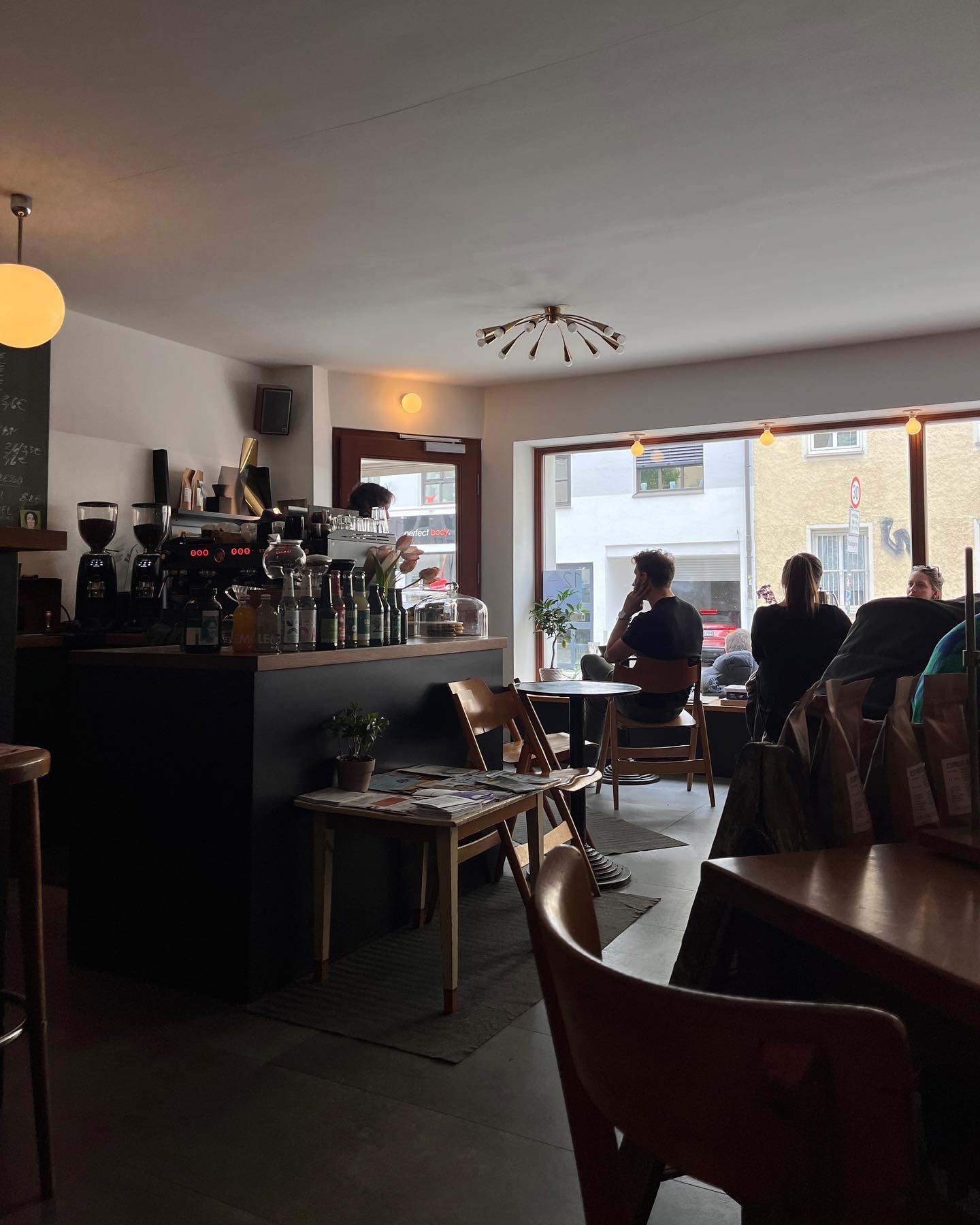 I found mein Café ☕️
드디어 찾았다… 마침 오늘 저녁 드디어 나에게도 자전거가 생겼겠다, 앞으로 뉴씽씽이를 타고 자주 올 곳💨 은근히 커피 맛집이 귀한 뮌헨에서 커피/분위기/음악/사람 등 n박자를 다 맞춘 곳을 오늘 발견했어요•••♥ 

Finally got myself a bike tonight which means now I can ride here for nice coffees. This place somehow reminded me of my most favourite cafe smoothoperatorcoffee but in a different way. Specialty coffee, nice music, good people, comfortable colours etc. So far the best coffee shop in Munich ˗ˋˏ ♡ ˎˊ˗

#munich#munichcoffee#munichcoffeeshops
#뮌헨#독일#독일생활#커피