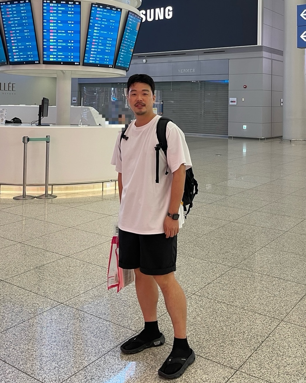 #살로몬 #salomon #reelaxbreak 
.
#스탠킴은무얼 신었나 
.
이번에 구매한 살로몬 릴렉스 브레이크 6.0 
:우포스와 달리 매쉬 소재의 어퍼와
 탄탄한 미드,아웃솔 소재로 상대적으로 
우포스와 달리 발에 감기는 느낌은 터프했습니다 
.
#살로몬사이즈
릴렉스 브레이크 6.0 살로몬 사이즈는 280
: 기존 우포스 동일사이즈로 길이감은 발끝, 뒤꿈치 둘 다 여유
릴렉스 브레이크의 발을 감싸는 디자인으로
우포스처럼 걷는 도중 꺾여서 쓸리는 현상은 없어서 만족스러운
 #남자슬리퍼

​
​
​