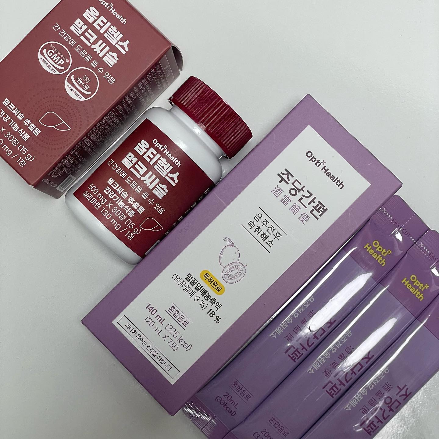 🖤옵티헬스 숙취해소제 주당간편&멀크씨슬🖤

숙취해소제 주당간편
옵티헬스 스마트스토어 평점 4.9점!
재구매율 1위인 주당간편

간손상 개선, 혈중알콜농도 저감 특허증을 보유하고
인체적용시험이 완료되어 안전하며
음주시, 혈중 알코올농도를 저감시켜
술을 더욱 빨리 깨게 해주는 제품이에요

알코올성 간손상 개선에도 도움을 주어
단순 숙취해소뿐만 아니라 건강까지 생각한 숙취해소제에요!

저는 숙취가 엄청난 편이라 
주당간편이 과연 효과가 있을까 했는데
술자리 전 한 포 섭취로
다음날 머리아픔과 속안좋음이 다 없어서 신기했어요

멀크씨슬
알코올성 간손상을 개선시켜주고 
혈중알코올농도를 저감시켜주는 
특허원료 멀꿀열매 추출물이 함유되었으며

식약처 하루 섭취량의 100%가 들어가있는
음주하는 직장인의 필수 영양제로
작은 정제 하루 1정 섭취로 간편하게 간건강을 관리해주어요

밀크씨슬 영양제는 성분이 거의 비슷했는데
요 멀크씨슬은 멀꿀열매 추출물이 들어가 있어서
더 믿음이 가는 제품으로 꾸준히 섭취해보려 합니당🥰