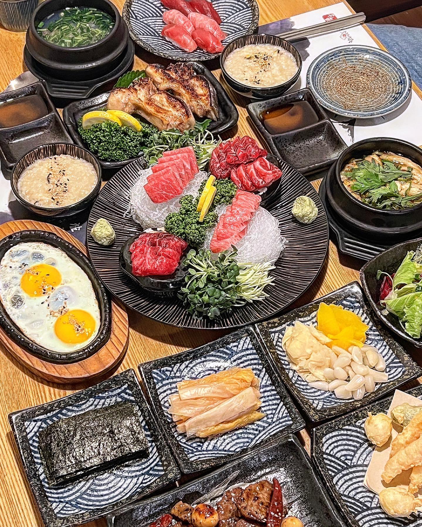 참치 풀코스를 즐기고 싶다면 #한길참치

📌 한길참치

🍽 실장스페셜 2인

⭐️POINT⭐️

✔️ 장기동에 위치한 참치 전문점
✔️ 호텔 출신 일식 쉐프가 요리하는 곳
✔️ 250kg 이상의 대형참치만을 엄선해 최고급 품질로 숙성해 내어주심
✔️ 90% 참다랑어와 10% 자연산 황새치 뱃살을 사용
 
👄 안녕하세요 😊 공준미입니다 👋🏻 
오늘은 장기동에 위치한 한길참치를 방문했어요 🚗
참치로 코스요리를 맛볼 수 있는 곳이였는데요 🍣
정말 둘이서 배부르게 먹고 왔답니다 👍🏻
참치는 2회까지 리필이 가능하고 추가 참치는 똑같은 참치나 
더 안좋은 회가 아닌 다른 부위로 내어주셔서 
또 다른 부위를 먹을수 있어서 좋았답니다 🥰 
그리고 참치 초밥부터 참치조림, 참치구이까지 
알차게 먹을 수 있었어요 🤗

📝 주문메뉴
- 실장스페셜세트 (58.0) 2인

📍 대구 달서구 대명천로 266

👑 더 많은 맛잘알 장소가 알고싶다면 -> gongjunme

#인플루언서 #공준미 #대구맛집 

#대구술집추천 #장기동맛집 #대구장기동맛집 
#대구용산동맛집 #대구용산동술집 #대구술집

#먹스타 #맛집 #맛스타 #맛스타그램 #먹스타그램 
#푸드스타그램 #먹방 #맛집스타그램 #맛집탐방 

#먹스타맞팔 #먹팔 #먹스타소통 #먹팔해요
#먹팔환영 #먹스타맞팔 #맞팔 #먹팔소통
#먹팔맞팔 #좋반 #좋아요반사 #찐소통