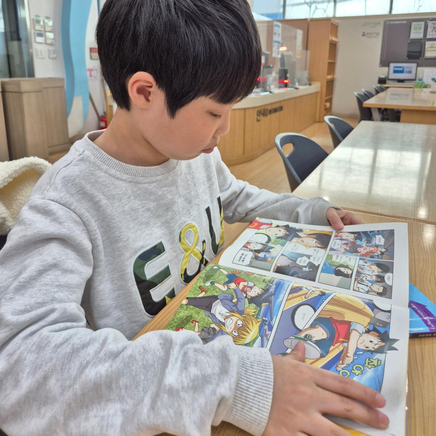#정준씨근황 #초딩3학년생활
이젠 먼저 도서관에서 책 빌리자고 얘기하고
읽어봤던 책들은 또 읽고 또 읽고 싶어한다
비록 만화책일지언정... 뭐든 읽는게 좋지 않겠니 ㅎㅎ
-
주유하는 것 해보고 싶다하여 시켰더니
갈 때마다 본인이 하겠다고 나섬🤣
-
밤 산책도 가~끔 하고
학교 공개수업에 바글바글한 친구들과
그 안에서 잘 적응중인 정준씨
-
어버이날에 색칠해 온 카네이션과 짧은 편지
(친구들은 쿠폰도 갖고 왔던데 왜 없니..?)ㅎㅎ
-
집에 친구도 데려오고 많이 컸다
여기저기 시간 맞는 친구들과도 지속적인 관계형성중!
다양한 경험이 모두 너에게 양분이 되길❣️
-
커갈수록 키울수록 더 귀엽고 사랑스러운 신기한 존재