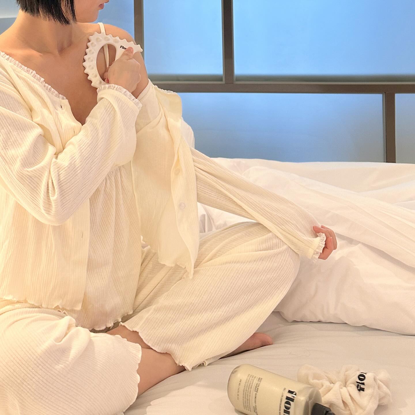 모나언니 러버, 레모나 필수템💛
교통사고로 온몸 아프던 내게 선물한 플로나 바디괄사!
일주일 넘게 사용해보니까 도수치료 보다 낫더라🥹🤍

여행 가서 하루 2만보 걸었는데 붓기 1도 없이 돌아온 비결!
매일 밤 플로나 바디크림과 괄사로 온몸 조졌어요…✌️

서른 중반, 이제는 홈케어가 넘나 중요하다는 사실!
경락 받을 돈 아껴서 플로나로 더 예뻐질래요💸