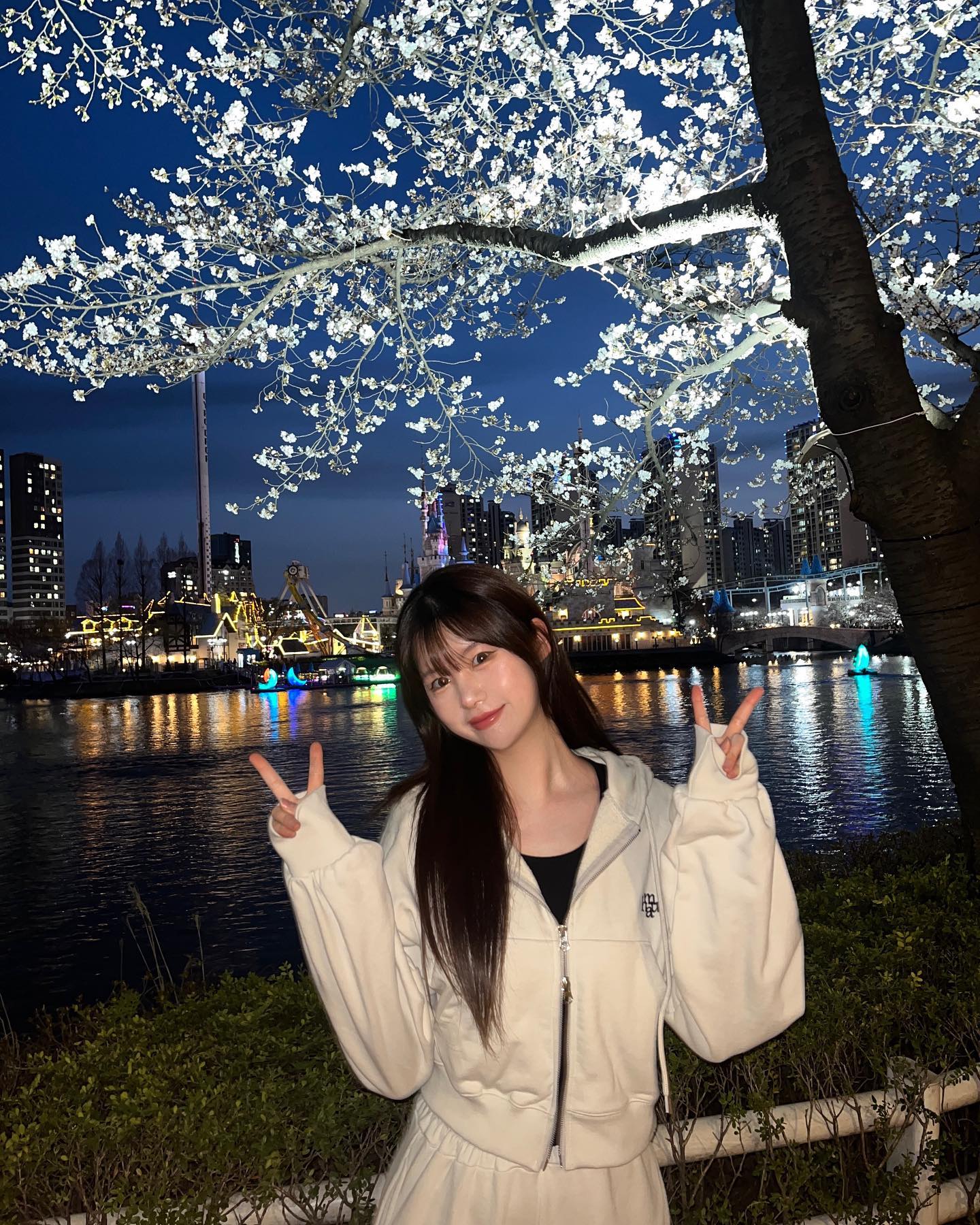 #광고 muah.muah_official 

추리닝이 안어울린다고 생각해서 잘 안입었었는데
무아무아 왜 이제야 나에게로 온거니,, 
편한데 핏이 너무 예쁘잖아 !!!!!!! 
조거팬츠 핏이 이런거 처음 봄 .. 앞으로 내 교복 될 듯 😳

#무아무아 #무아무아후드집업 #조거팬츠 #츄리닝 #츄리닝코디 
#롯데월드 #석촌호수 #muahmuah #ootd
