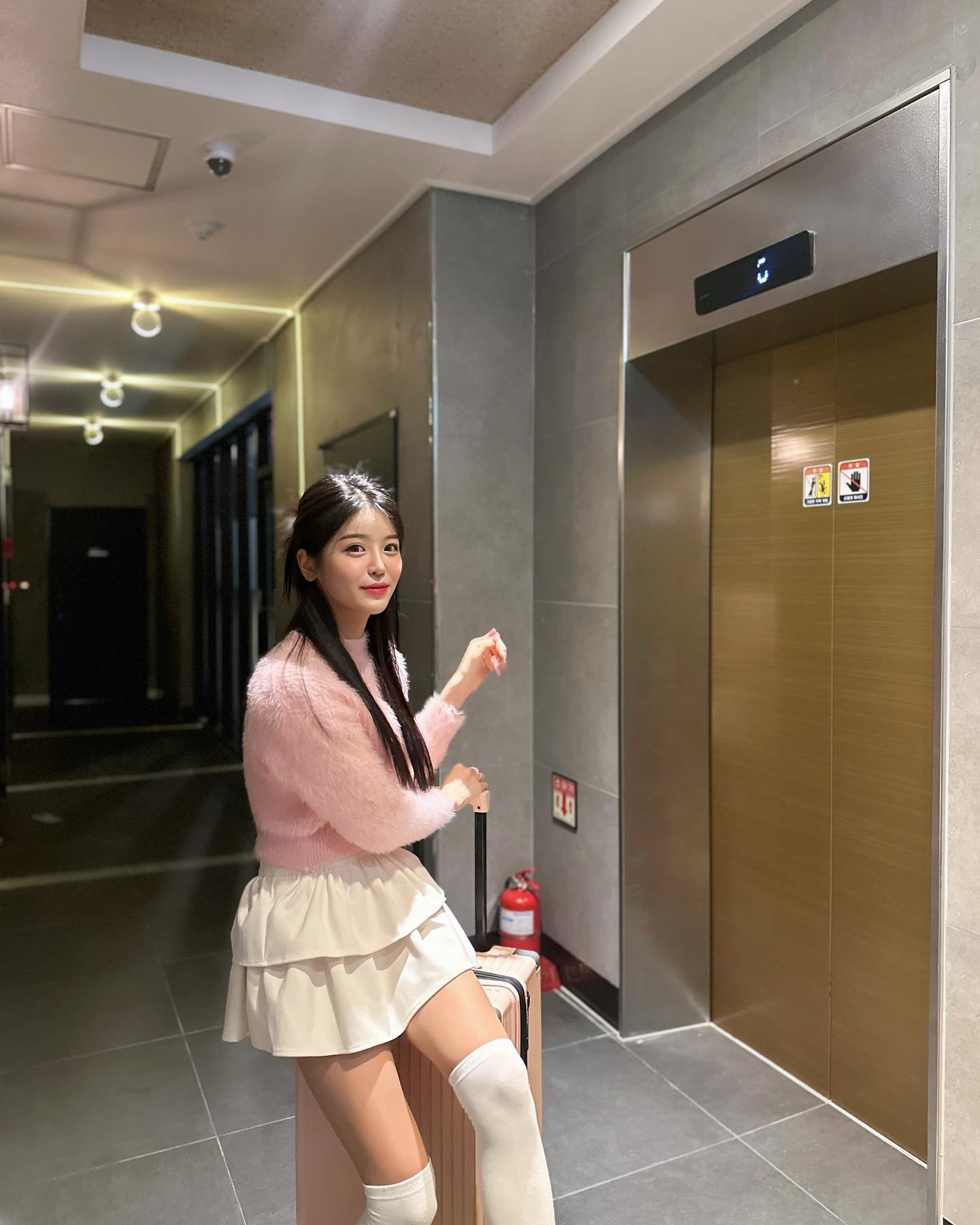 gogotravel_official 캐리어 맛집🧳

겨울엔 가까운 곳으로 여행 다니는 것도 일...
패딩이며 두꺼운 옷들로 짐이 한가득 순삭:)
확실한 건 요래 예쁜 캐리어 들고 국내만 돌긴 아쉬부ㅜㅜ
다음 여행은 꼭 해외로 가야지ㅎㅎㅎ

얼마나 짱짱한지 걱정은 NO‼️

구매 후 1년 이내 사용 중 본체 파손 시에는
새 상품으로 교환해 준다고 하네요!!!

모두 트래블하세요 고고✈️🛩️

#고고트래블 #토부그 #토부그캐리어 #아이스큐브캐리어
#토부그아이스큐브캐리어 #여행용캐리어 #여행용캐리어추천
#여행가방 #캐리어추천 #치어리더 #신세희