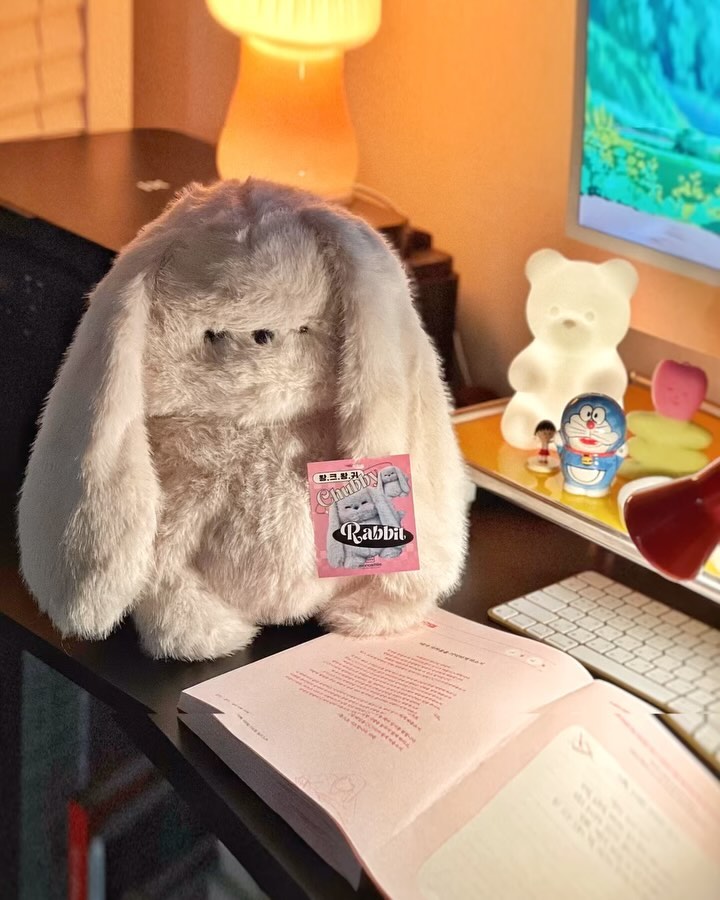 협찬 l 저세상 귀요미 츄비인형

아니 제가 요몇잉 좋아하는 수영도 못가고 있는데 
그게 바로 좋지못한 자세때문에 주기적으로 목디스크 통증이 😭
고개도 못돌리고 날개뼈도 아프고 이번엔 심해서 손끝까지 저림현상이😭
그래도 집에서 해야할 일들은 있으니 이걸 어쩌나아아아아 

그러다 이번에 제가 토끼러버 두장이 주고 싶었던 츄비인형을
제가 탐해버렸습니다🤣
아주 땡글땡글한 몸집에 부들부들한 털, 
뽈록 튀어나온 배랑 길게 늘어진 귀까지 너어어어무 귀여운 거에요
(댕댕이도 있지만 토끼좋아하는 울 애기들 때문에 래빗으로 픽!)
그런데 츄비래빗인형을 안아보니 품에 쏘옥 안기는 것부터
책상에 앉았을때 인형 사이즈가 있어서인지
자세가 무너지지 않아서 너무 좋았어요!
보통 저는 거의 90도로 고개를 꺾어서 작업을 했었는데
츄비래빗을 안고 기대어 작업하니 목도 너무 굽지 않고 
허리도 세워져서 저같은 통증으로 고생하는 분들에게
#데스크테리어소품 으로도 완전 추천하고 싶어요!!
단점이라면 너무 귀요미라 제가 써야할 때도 
아이들이 내어주지 않는 다는 점?😅
엄마 꺼 하나 더 주문해야겠슙니다!!!

🐰 츄비인형 monosmile.official 

.
#츄비인형 #모노스마일 #애착인형 #데스크테리어
#인형선물 #바른자세효과 #데스크테리어템