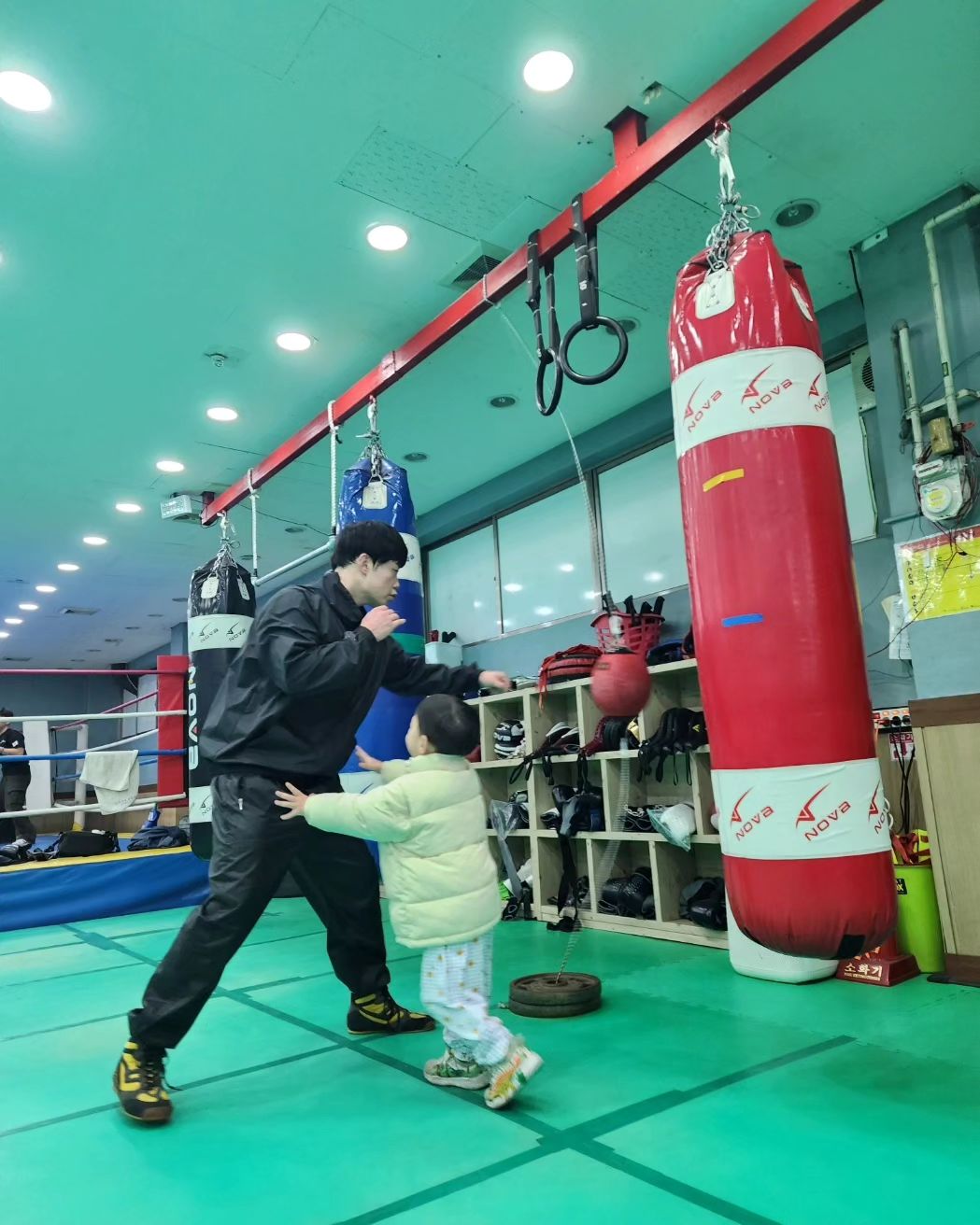 아빠체육관 놀러가기 꿀잼💛

금요일에 포항할미할비집 갔다가,
시간이 맞아서 아빠 운동하는 곳 놀러갔다옴~

복싱하는 남자 어떤데😍
난 너무 좋은데,
자주 못보내줘서 미얀함....🩷

울 시우 초딩가면 둘이 같이 체육관 다니쏘~~