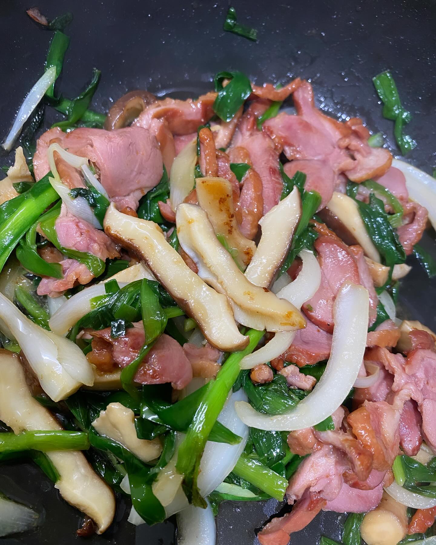 당근이가 버섯을 잘 안 먹어서 #버섯재배키트 #표고버섯 #버섯키우기 시작~
직접 물뿌리게 하고 수확하게 했더니...
지금은 버섯을 너무 좋아해서 내가 먹을게 없는게 함정 🥹
오늘 저녁 메뉴는 부추랑 양파랑 표고버섯 넣고 볶은 훈제오리🤗
#슬기로운방학생활