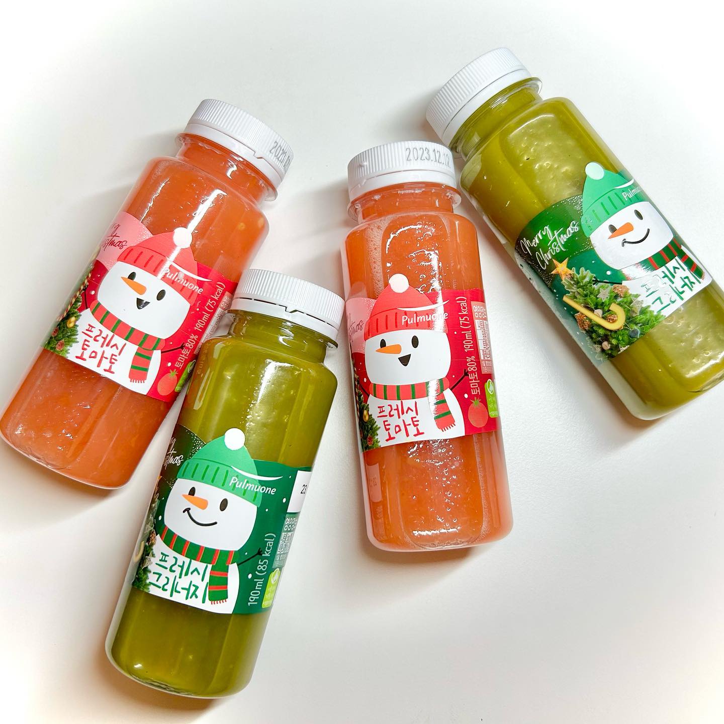 #재품제공 pulmuone_greenjuice 

#드디어퇴원기념 #풀무원녹즙 #프레시스무디 한병🥬

저 드디어 퇴원했어요✨ 기념으로 달콤상큼한 #프레시스무디크리스마스에디션 약 먹고 입가심으로 마시기!

🍅 프레시스무디 토마토
영양소, 섬유질까지 그대로 담은 통토마토가 들어간 비가열 주스

🥬 프레시스무디 그리너지
신선한 그린채소(케일, 시금치, 밀싹)영양에 복숭아, 망고, 키위를 더해 맛있게

채소와 과일을 간편하지만 밸런스 있게 섭취하고 싶은 사람에게 추천드려요🥗

크리스마스 에디션은 12월 31까지만 판매되며 공식 홈페이지에서 연말까지 20%할인 이벤트 진행되고 있으니 놀러가보세요👍

입원하고 나와서 마시니까 묵은 체증이 확 내려가는 프레쉬함🌿

#토마토주스 #먹팔 #food #healthyfood #healthy #loveyourself #ごちそうさまでした #식단 #다이어트