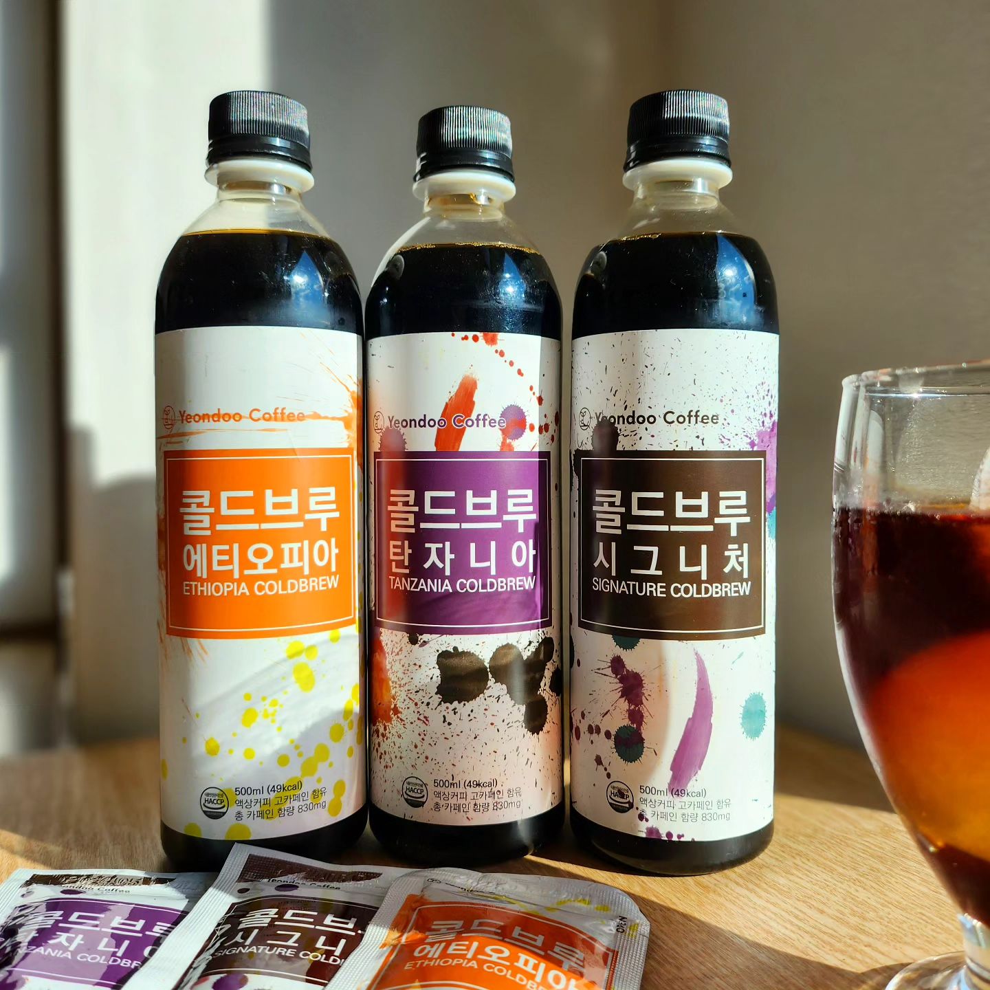 👉#연두커피 #제품협찬
.
종류도 다양해서 입맛에 맞게 골라마실 수 있고
물이나 우유에 원하는 농도로 희석하면 되는
초간편 콜드브루 연두커피☕️
.
커피 달고사는 오빠가 이거 너무 편하고 맛있다고
얼음 넣고 생수에 희석해서
매일 연두커피 아아 홀짝홀짝😋
.
종류가 다양한데 커피향은 하나같이 넘 좋고
커알못인 나는 산미없고 고소한 게 좋은데
콜드브루 에티오피아 짱짱!🤎
.
연두커피에선 디카페인 커피가 따로 나와서 
임산부나 카페인에 민감한 사람도 OK👍
.
500ml, 1000ml 페트병
40ml 파우치세트, 750ml 와인병이나
원두도 판매하기 때문에
종류나 용량이 다양해서 본인에게 맞게 구매 가능한데
.
40ml 1회용 파우치 요거 진짜 물건!!
한 포씩 포장되어 있어서 먹기도 간편하고
휴대성도 너무 좋고, 사무실 같은데 쟁여두기 딱임
(몇 개 있는 거 친구가 마싯다고 싹 가져가버림...🥹)
.
집에서 초 간편하게!!
겨울에도 포기 못하눈 아아 촵촵🧊
.
.
.
.
.