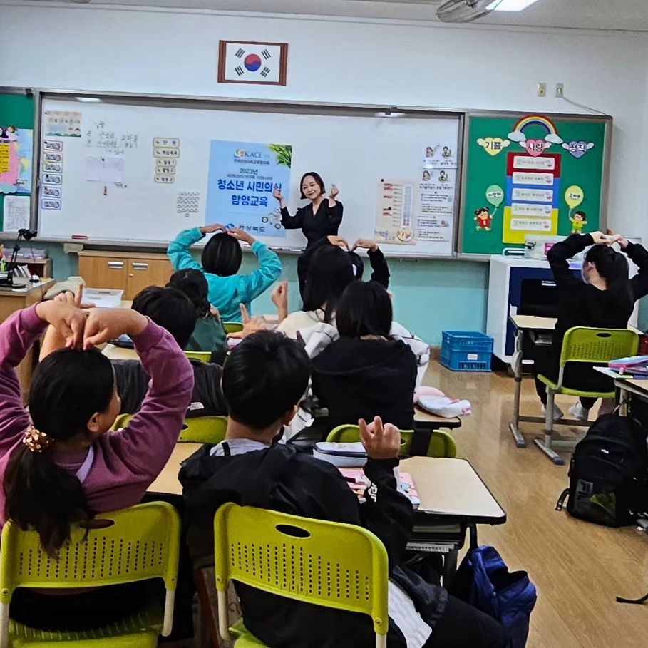 얼마전에 다녀온 수업기록🩷🥹

초등학교 선생님들 정말 수고 많으시다며....🫠🫠

4학년 두학급에 두시간씩 수업했는데. 두반의 분위기가 
너무나 달랐다...내탓인가  ㅎㅎㅎ🫠 

어쨌든  해맑은 아이들🩷🫶

ㆍ
ㆍ
ㆍ

#간헐적수업 
#엄마의일상
