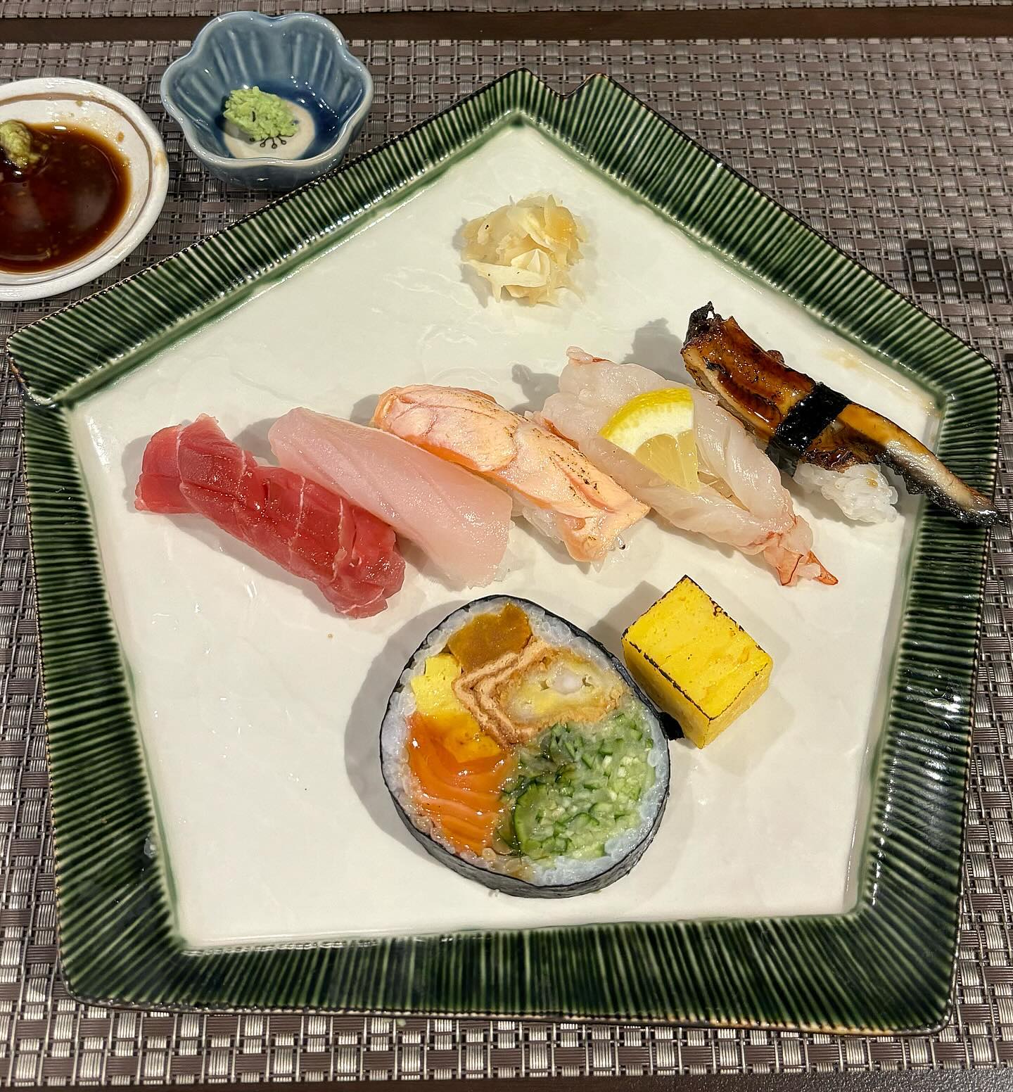 분위기 좋고 가성비 좋은 송도 스시집🍣🩷

📍스시사쿠 센트럴파크점
🏬인천 연수구 해돋이로151번길 4 
⏰매일 11:30 - 21:30 (15:00 - 17:30 브레이크타임)
📞0507-1442-6684

- 스시코스 주말 (28,000)

가장 먼저 나온 가지샐러드🍆 가지는 따뜻하게 구워져나왔고, 달달한 크림치즈와 방울 토마토가 잘 어울렸어요.

스시는 두 번으로 나뉘어 나오고 주실 때마다 어떤 회인지 설명을 해주세요! 회가 두툼해서 씹는 식감이 좋았고 야들야들하니 너무 맛있었어요☺️ 다 먹은 후 가장 맛있었던 스시를 한 피스 더 주세요!

미니 카이센동이 나온 후 후식으로 콩가루가 올려진 바닐라 아이스크림까지 맛볼 수 있어요💛

분위기가 좋고 스시도 정갈하게 나와서 가족끼리 오기 좋아요! 데이트 코스로도 추천이에요🩷
 
 
#송도맛집 #스시사쿠센트럴점 #송도스시 #송도초밥 #센트럴파크맛집 #센트럴파크역초밥 #센트럴파크역스시 #센트럴파크역맛집 #센트럴파크스시 #센트럴파크초밥