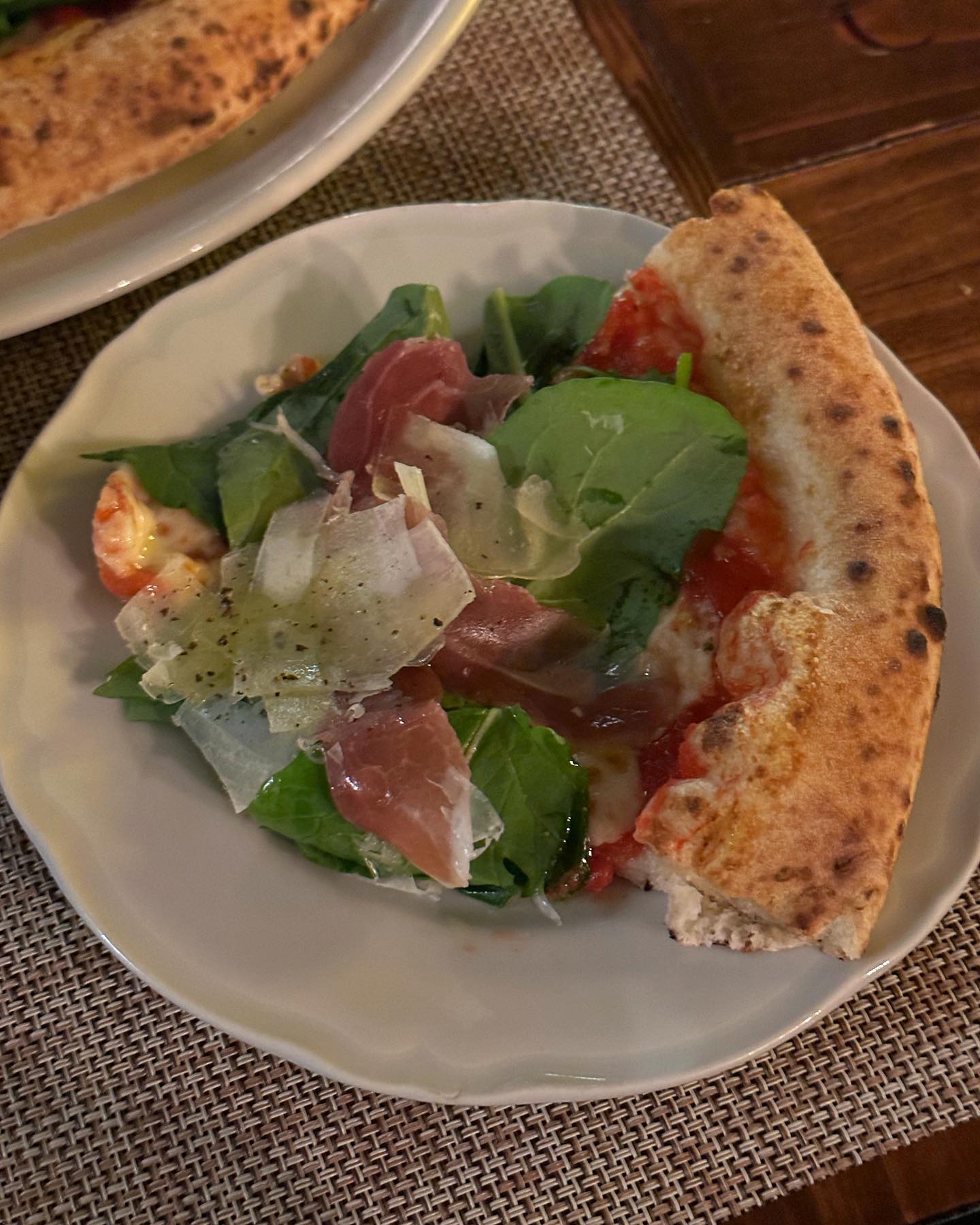화덕피자가 왜 이리 맛있는지🎅🏻💚
맛있는 거 먹고 나면 산타 미소 발사🍕

살루쪼
📍서울 강남구 봉은사로57길 6

#강남구맛집#봉은사맛집#삼성맛집#서울맛집투어#화덕피자#화덕피자맛집#블루리본#풍기#파스타맛집#merrychristmas#데이트코스#연말분위기#인스타푸드#감성글#좋#pizza#instaphoto#일상기록