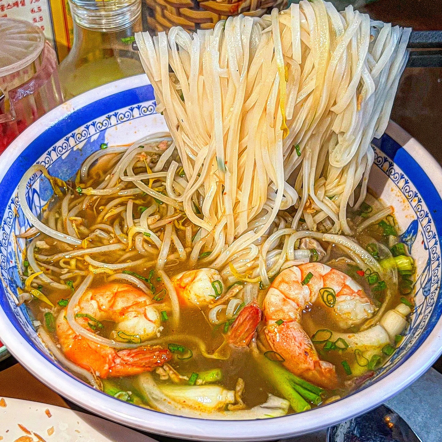 블루리본 맛집은 역시 달라도 달라요💦
📍#을지로맛집 #을지깐깐

그냥 베트남 쌀국수가 아니에요💦 여기는 특이하게
게살국수가 메인인데 안에 고기+게살+새우 조합으로
국물이 엄청나게 진한게 태어나서 처음먹어보는 맛!!!
고기덮밥도 오동통한 돼지고기 실하게 올라가있었고
오동통한 통새우가 들어간 새우살 튀김으 입 안에서
팡팡 터지는게 식감이 미쳤어요..❤️ 여기 분위기마저
현지느낌 그잡채라서 블루리본 맛집인거 납득가능!👍🏻

@@ 퇴근하고 을지로로 베트남여행 ㄱㄱ

#을지로3가역맛집 #서울블루리본맛집