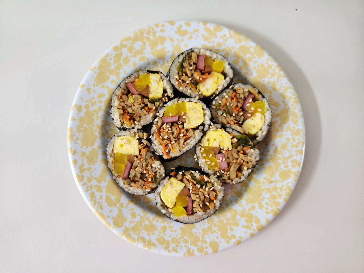 집에 있는 재료넣고 만든 집김밥🧡

한결같이 맛있는 김밥 ㅎㅎㅎㅎ
남편이 저더러 입맛 정말 한결같데용😂

김밥은 먹어도 먹어도 안질려요!:)

원래는 토종한식 입맛이였는데,
임신하고 알콩달콩이 중 한명이 
신랑 입맛을 닮은건지

생전 좋아하지도 않던 기름지고 튀김류 같은것도
땡기더라구요?? ㅎㅎㅎㅎㅎ

덕분에 제가 돈까스 외치고, 튀김 외치고,
고기 외치고, 치킨 외치면 남편이
신나서 환호를 해준답니다😅😅😅

벌써 금욜인데 모두 즐거운 주말 보내시길 바래용❣️