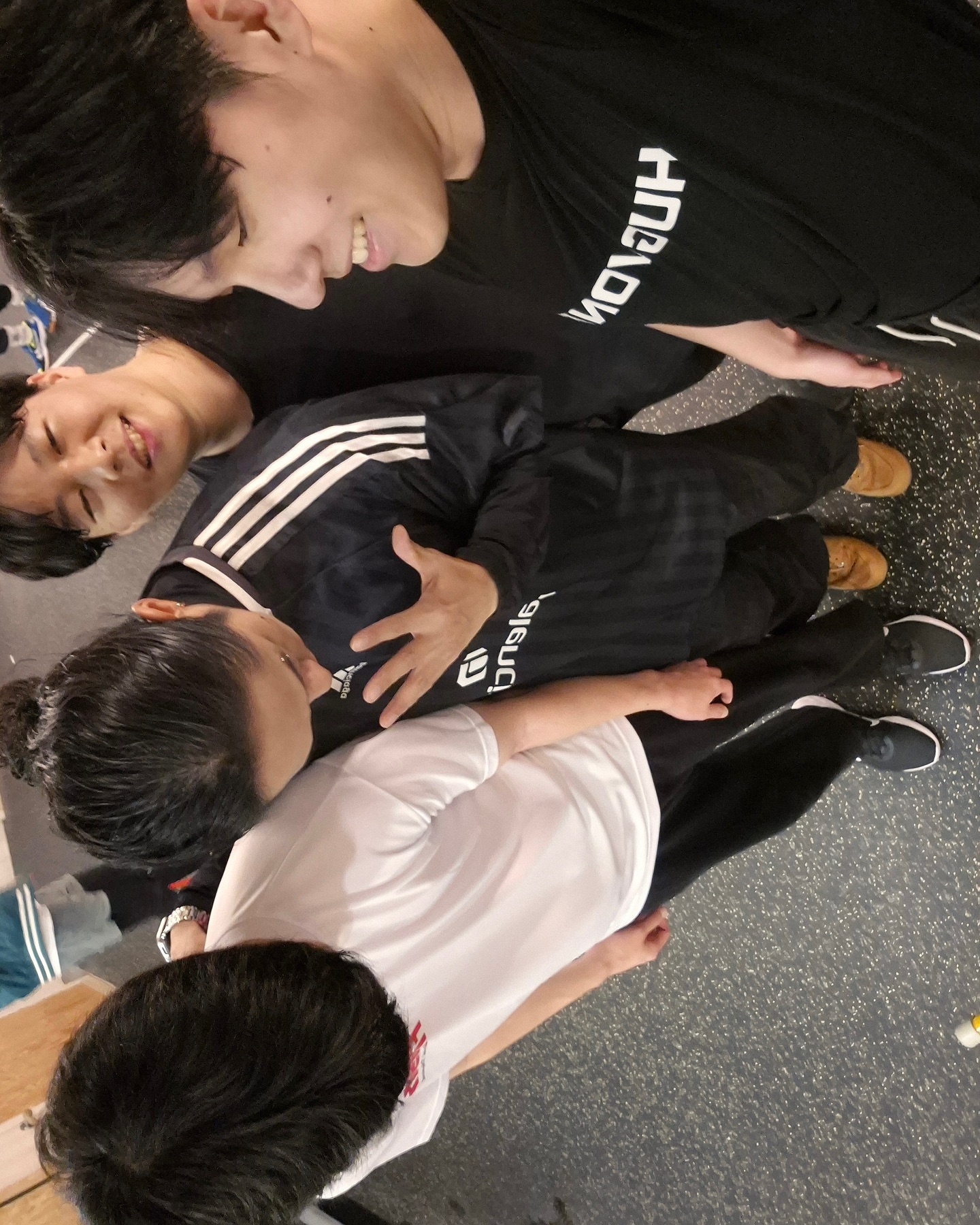 .
열흘이 지났다

마치 오랜 연인과 이별한 듯
자유로움과 그리움이 공존한다

그들의 꿈을 돕는다는 건, 
어떠한 단어나 문장으로 형용할 수 없는 그런 행복이었다 
끝까지 책임지지 못한 것에 
한없이 미안하고 또 미안한 마음뿐

누구나 그렇듯, 시간이 지나면 무뎌지기 마련
많은 학생들에게 나는 그저 지나치는 인연일 뿐 
모두 잊고 살아가겠지

후에 생각해 봤을 때, 
그대들의 인생에 조금이나마 도움이 되었던 존재로 남아 있다면
만족할 것이다 난

오랜 연인과의 이별과 차이점은
마음에 두고 늘 응원한다는 것