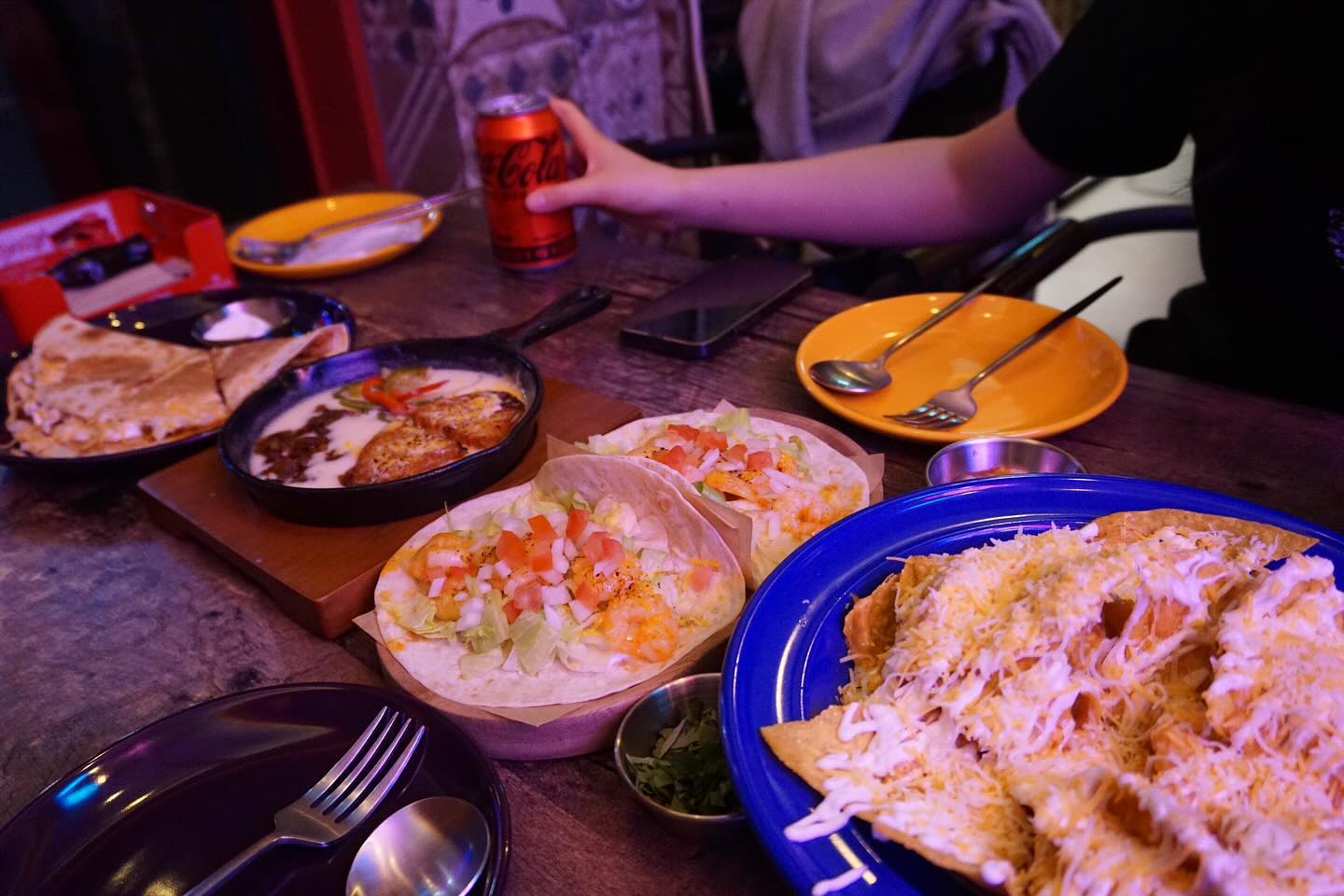 #데니스타코 #성수타코 
☀️ [서울 성수] 데니스타코☀️
성수에서 만나는 멕시칸 음식 맛집!✨

커플세트 A 39,900원
🔍타파스
직화로 볶아낸 소등심에 양파, 베이크드 포테이토 그 위에 몬터레이잭 치즈와 체다 치즈가
듬뿍 올라간, 치즈의 깊은 풍미를 제대로 느낄 수 있는 음식!

🔍포크 퀘사디아
돼지목살을 철판에 볶아 멕시칸 치즈 2종, 볶은 야채, 소스를 더한 퀘사디아!
먹어 본 퀘사디아 중 가장 두툼했던 퀘사디아!🐷

🔍쉬림프 타코
또띠아 위 직접 만드신 수제 살사소스와 새우, 야채가 함께 올려져 나온 타코!
작지만 맛만큼은 너무 알찼던 타코!🤩

📍서울시 성동구 연무장길 37-22 1층
📍영업시간 화-일 11:00-22:00 / 브레이크 타임 15:00-17:00 / 라스트 오더 21:30
매주 월요일 휴무
📍전화번호 0507-1493-7776
✅ 자세한 후기는 블로그에서 확인 가능합니다!

 #성수타코맛집 #성수멕시칸 #성수맛집 #성수맛집추천 #성수데니스타코 #내돈내산 #먹팔맞팔 #선팔맞팔 #먹스타그램 #일상스타그램 #food