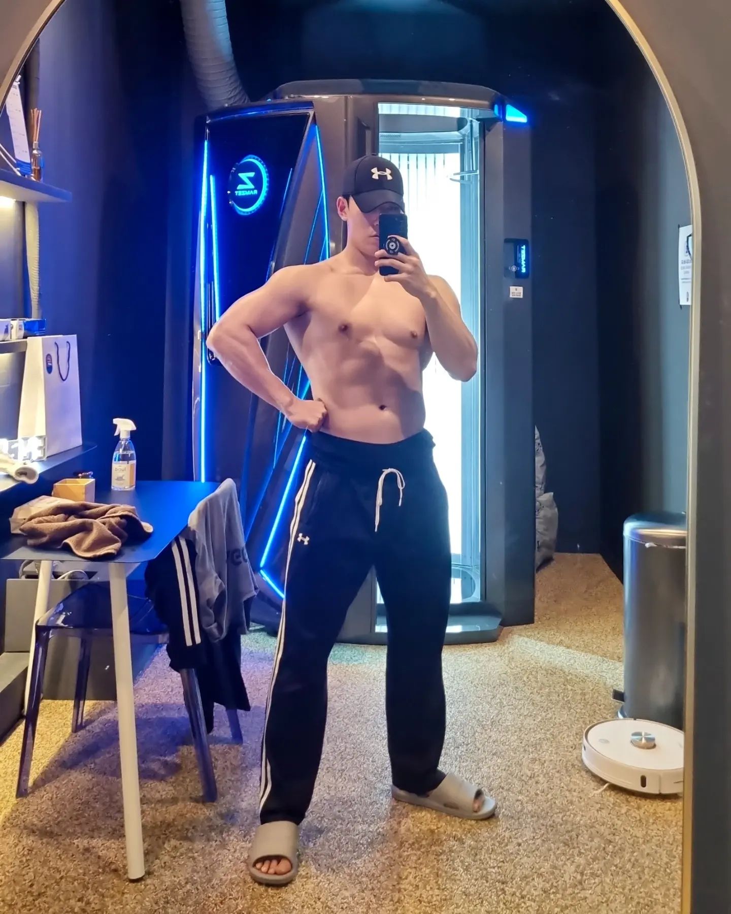 #협찬 📌 비시즌 태닝 1회차

추워지면서 태닝을 안한지 좀 됐더니 백숙같아 보여서 살짝 지지고 왔어요. 

잘먹고 잘쉬고 운동하기 챙기고 계신가요?

저도 뱃살안나오게 벌크하려고 열심히 관리중이에요.

주말에 살짝 치팅하면서 푹 쉬시길 바라요💪

[태닝나우 분당서현점 정보]

24시간 무인 태닝샵이어서 키오스크로 회원권 구매, 예약, 락커 등 비대면 무인으로 사용할 수 있어서
기계 사용을 해보신 분들은 편하게 쓸 수 있겠더라고요.

외부 태닝 로션 반입 및 반출도 가능하다고 하니 본인이 가지고 있는 로션 챙겨가면 좋을 것 같아요.

주변에 관리샵이나 맛집도 있는 큰 건물이니 엘레베이터와 광장 위치를 파악해서 가면 쉽게 방문 기능하고요. (2시간 무료주차 가능)
.
.
.
#분당태닝 #서현태닝 #서현역태닝 #판교태닝 #성남태닝 #태닝나우 #태닝나우 #태닝나우서현점