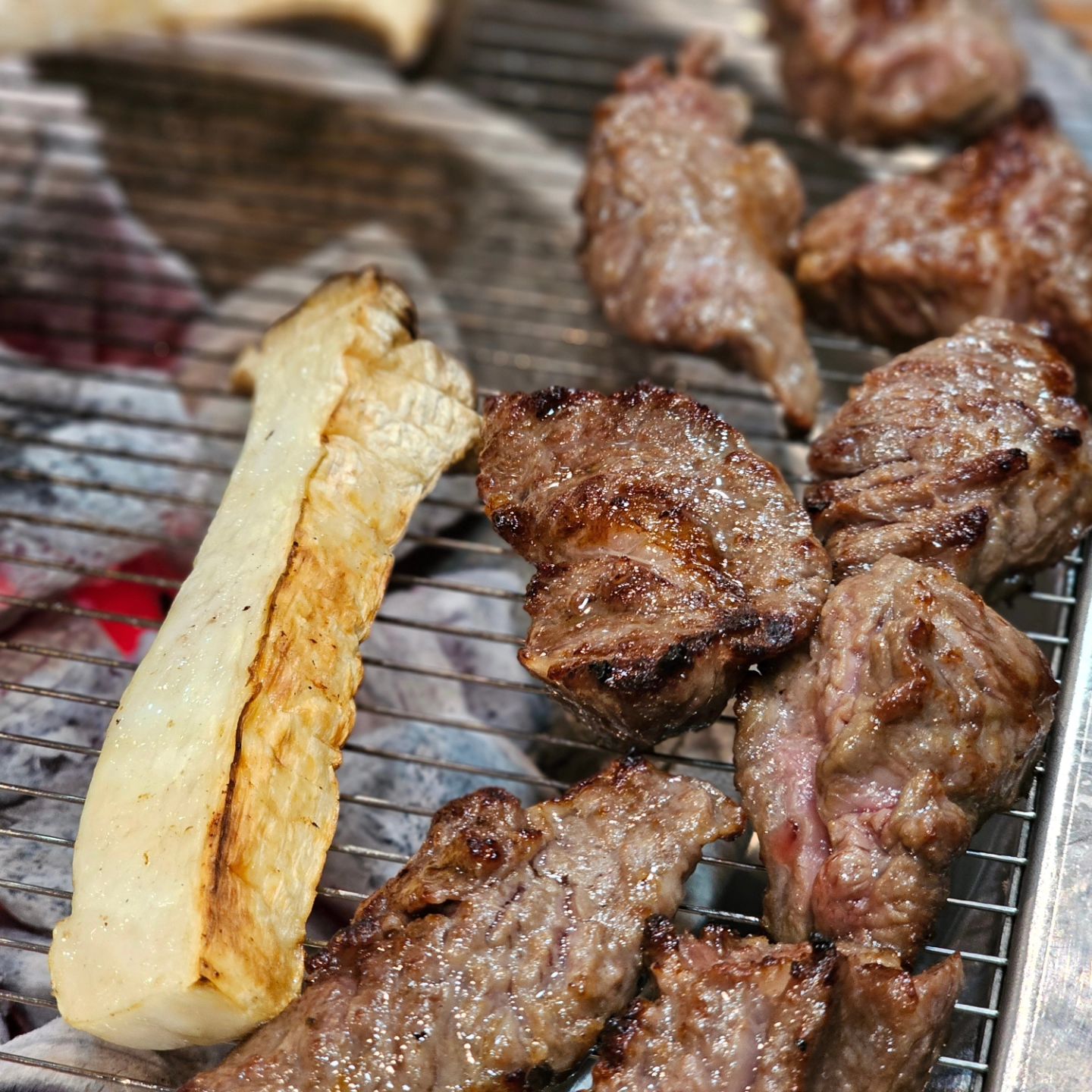 #협찬 🥩 육품참숯화로구이

열심히 일한 당신 먹어라🤤

두툼한 갈빗살 야무지게 구워서
카레 가루 콕! 찍어 한입 먹으니
입에서 사르르르 녹아 없어지고😋

뜨끈한 하얀 쌀밥위에 얹어 먹으면
밥 한공기 뚝딱 쌉가능🍚

거기에 매콤 달짝지근한 비냉에
고기 한 점 같이 돌돌 말아서 먹으면
고기 먹는 이유를 알 것 같달까?🤭

이 피드를 쓰고 있는 지금
슬슬 배가 고파오는 걸 보니
저녁으로 고기를 먹어야 할 것 같은데
다들 저녁 뭐 드실 거예요?🤔

📍육품참숯화로구이 역북점
▫️용인시 처인구 명지로40번길 13 연세프라자 2층 202호
🔸️영업시간
▫️매일 11:00 - 23:00
🔸️정기휴무
▫️매달 1, 3번째 화요일 
🔸️주차
▫️가게 건물 지하1층 주차장 무료이용(21시까지)
▫️J1 주차타워 주차 시 2시간 무료