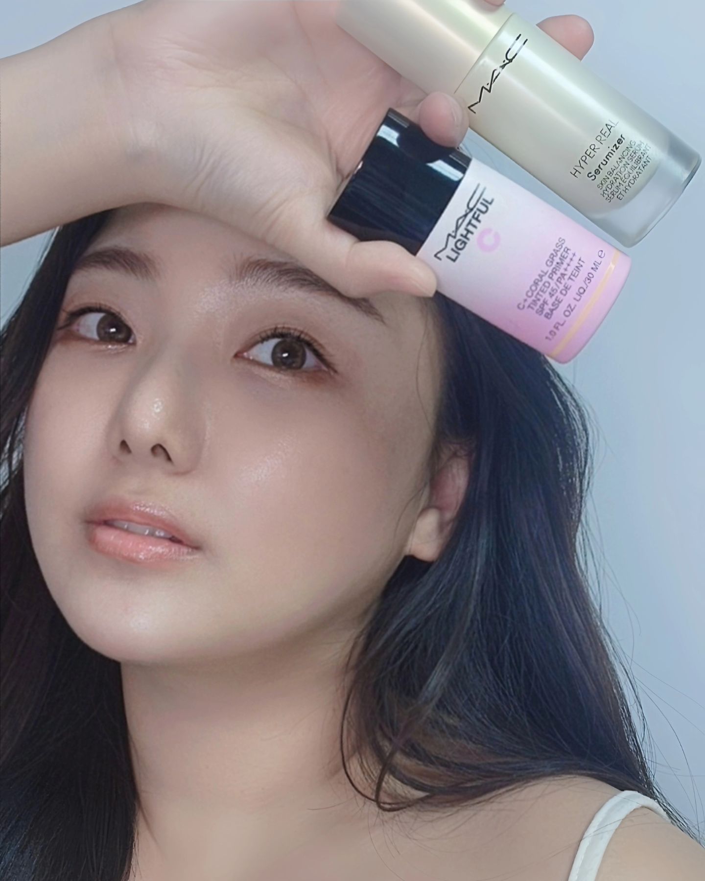 #제품제공 maccosmeticskorea
⠀
오늘은 맥의 두 제품, 하이퍼 리얼 세러마이저와 로즈 톤업 베이스를 소개하려고 해요. 이 두 가지만 있으면 갓 피어난 꽃잎처럼 매끈하고 투명한 광채 피부를 만들 수 있답니다. 🫶💕
⠀
먼저 하이퍼 리얼 세러마이저는, 피부 장벽을 탄탄하게 만들어주고, 피부 결을 매끈하게 케어해 주는데요. 제형은 묽지 않아서 발림성이 좋고, 피부에 잘 스며들어 부담 없이 사용할 수 있어요. 가볍고 부드러운 사용감에다가, 보습감도 좋아서 피부가 촉촉하게 유지되는 걸 느낄 수 있어요. 이 세러마이저를 사용하면 피부가 화사하게 빛나는 걸 느낄 수 있겠죠? 😉
⠀
그 다음은 로즈 톤업 베이스에요. 화사하게 빛나는 피부를 만들어 주는 데다가, UV 차단 기능까지 갖추고 있어요. 자연스러운 톤업 효과와 함께 적당한 광채를 주는 제품이에요. 발림성이 좋아서 부드럽게 블렌딩이 가능하고, 사용감도 가볍고 촉촉해요.
⠀
✨️두 제품을 함께 사용✨️하면, 피부 톤과 결을 동시에 케어할 수 있어서 너무 좋아요. 하이퍼 리얼 세러마이저와 로즈 톤업 베이스는 각각의 장점이 서로를 더욱 돋보이게 해주거든요. 
⠀
그래서 이 두 제품을 '맥 톤결케어 듀오'라고 부르나봐요. 두 제품 모두 가지고 계시다면 함께 사용해보세요. 꽃잎처럼 매끈하고 투명한 광채 피부를 만나보실 수 있을 거에요!👍🎶🎶🎶
⠀
⠀
#하이퍼리얼세러마이저 #로즈톤업베이스 #꽃결세럼 #꽃광베이스#맥톤결케어 #맥꽃결듀오 #맥스킨케어 #맥 #MAC #스킨케어추천 #싱글즈 #인품사