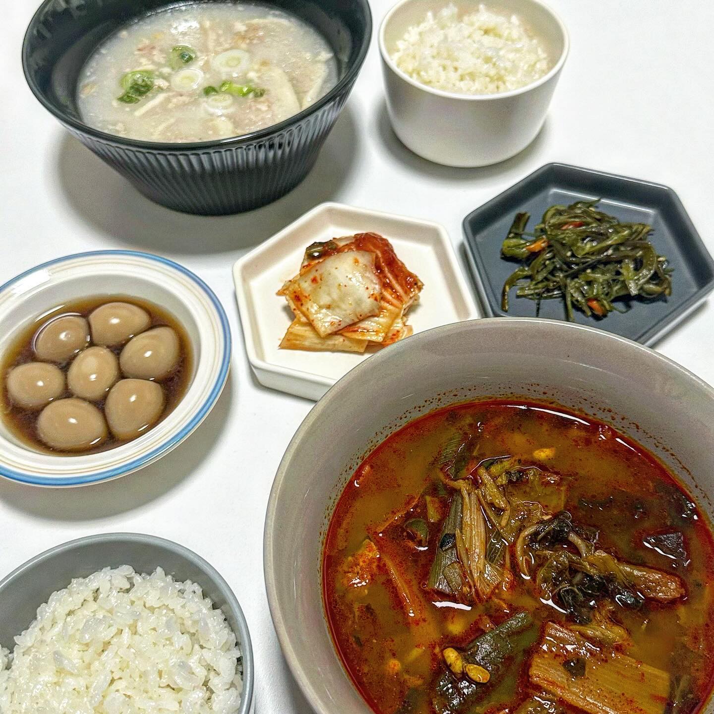 #제품협찬
우리나라 지역별 대표 국물요리를 집에서!
#오뚜기 #탕국찌개

#양평식선지해장국
고추기름으로 얼큰 칼칼한 국물에 선지와 양, 채소가 듬뿍 들어있는 해장국!
선지해장국을 정말 좋아하는데 간편식임에도 퀄리티가 좋아서 개인적으로도 정말 많이 사먹었던 제품이기도 하다.

#부산식돼지국밥
진한 돈골육수에 부드럽고 고소한 수육이 듬뿍 들어있다.
잡내도 없고 부산에서 먹었던 담백한 맛 그대로 담겨 있어서 맛있다.

오뚜기 탕국찌개 구매는
👉🏻 https://me2.do/5NAyC4rp

#즉석국 #국물요리 #선지해장국 #양평선지해장국 #보양식추천 #부산돼지국밥맛집 #돼지국밥추천 #종로식도가니탕 #도가니탕맛집 #병천식얼큰순대국밥 #병천식순대국밥 #병천순대국밥 #순대국밥추천 #양평해장국 #도가니탕 #병천순대 #다대기 #국밥추천 #보양식 #집밥 #우먼테이블