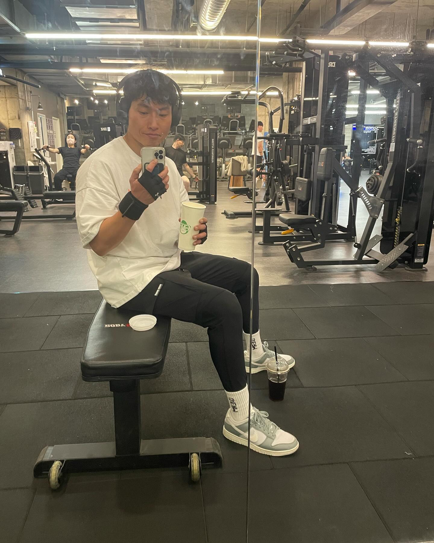 #순돌짐 12/3 운동일지

오늘은 하루종일 정신 없이 쉬다가 늦게 일어나서 컨디션 체크하구 헬스장으로!!

어제 그제 2일 운쉼하고 근육은 쭉 빠쟈버려서
최선은 다했지만 아쉽다

하체 운동루틴은 
이너타이아웃타이 40-47kg 
레그컬 40kg
레그익스텐션 47kg
레그프레스 200kg
워킹런지 7kg 10걸음 왕복

나머지 상체운동
시티드로우 랫풀다운 40kg
해머프레스머신 펙덱플라이 40-47kg
덤벨컬 케이블 푸시다운
사레레 덤벨숄더프레스… 음 또 뭐했더라
암튼 최대한 헬스장 쓰구 간다

더 하고 싶어도 힘이 없쏘ㅠㅜ

운동하다가 since 노래 듣는데 좋네 좋아

#운동 #헬스 #헬린이 #헬린이의하루 #솔로탈출 #몸이라도좋아야지 #깔짝깔짝 #웨이트 #운동하는남자 #금요팅 #무분할 #무근본운동 #가슴운동 #벤치프레스 #덤벨프레스 #운동기록 #오운완 #ㅇㅇㅇ