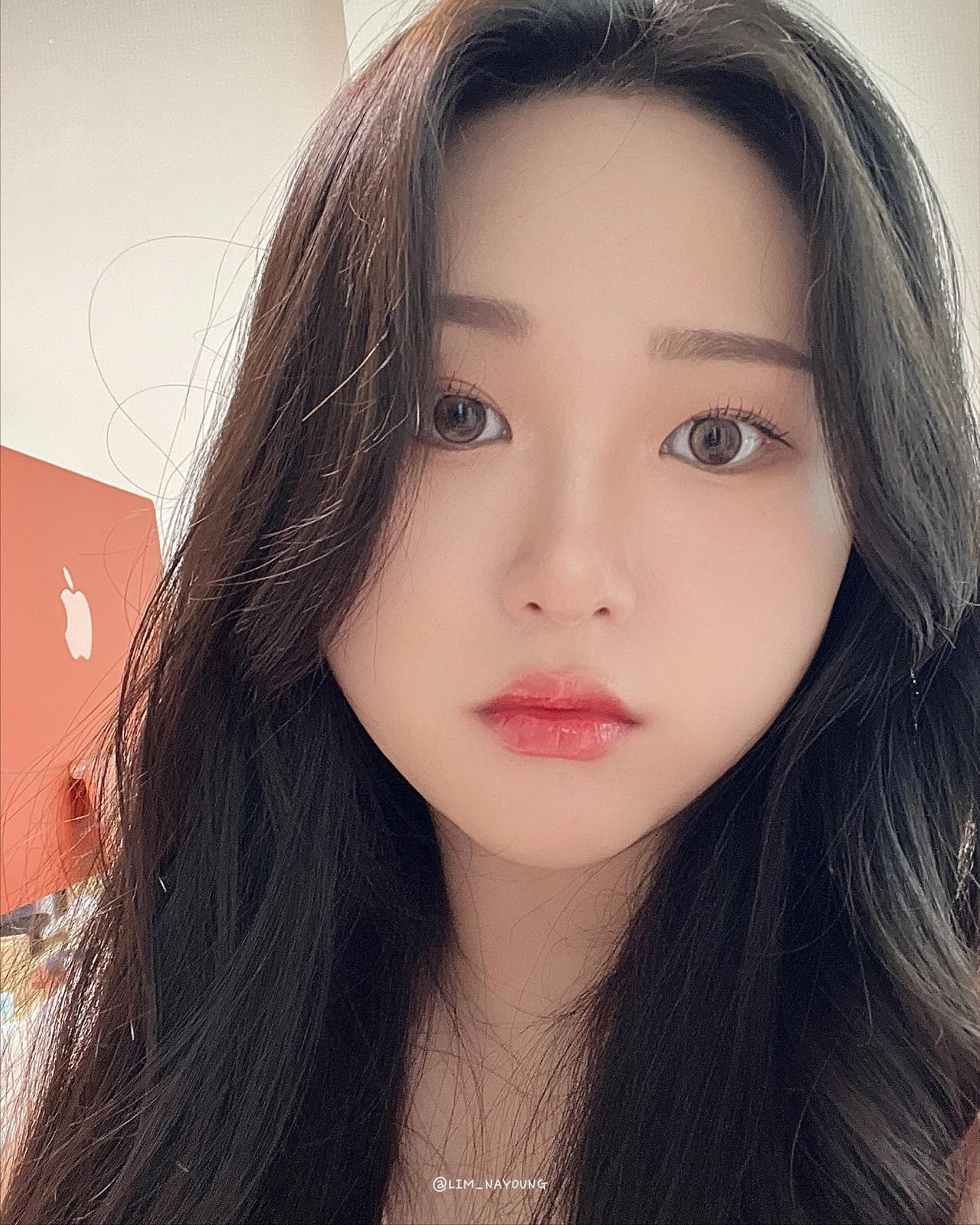 🍫렌블링 올로뷰 피넛 쵸코🍫

✔️올로뷰 시리즈
구슬같은 영롱한 그래픽으로
옥구슬같은 눈매 GET!🫧

색상은 피넛브라운, 피넛쵸코,
워터그레이, 워터올리브 
이렇게 4가지로 구성되어 있어요.

저는 피넛 쵸코 색상으로 픽했는데
생각보다 오묘하게 초코 색상과 섞인 
핑크베이지의 색감이 한 눈에 보여서 신기했어요.

착용감도 굉장히 편했고
직경도 딱 무난한 직경 사이즈여서
데일리로 사용하기 정말 좋은 렌즈였어요!

무엇보다 저는 렌즈끼면 훌라가 심한편인데,
이렌즈는 훌라가 전혀없어서 신기했어요.

——————————————————

🍫렌블링 올로뷰 피넛 쵸코🍫

▪︎ 1month (한달 착용) ▪︎DIA : 14.0mm
▪︎G.DIA : 13.0mm
▪︎B.C : 8.6
▪︎W.C : 38%

——————————————————

lenbling_official

▼렌블링 공식몰 링크▼
https://bit.ly/3W2MjCw

#렌블링 #렌블링후기 #렌즈추천 #컬러렌즈 
#컬러렌즈추천 #렌블링올로뷰 #올로뷰피넛쵸코 
#올로뷰 #렌블링서포터즈2기